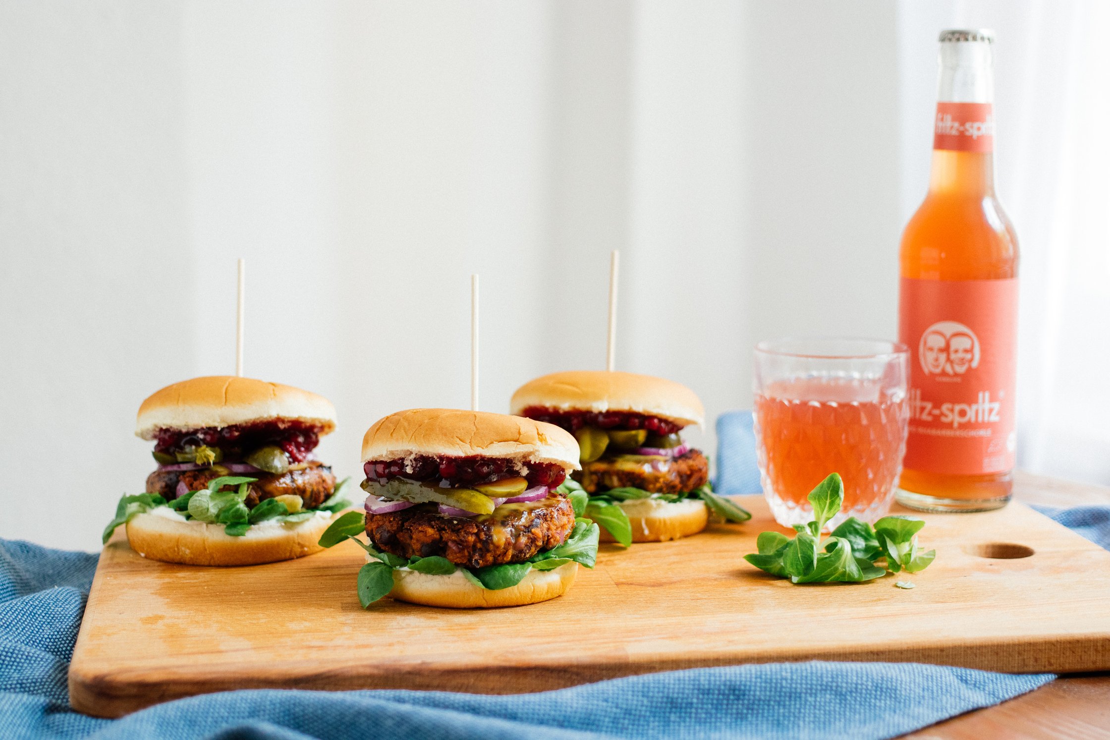 vegane Burger auf einem Holzbrett