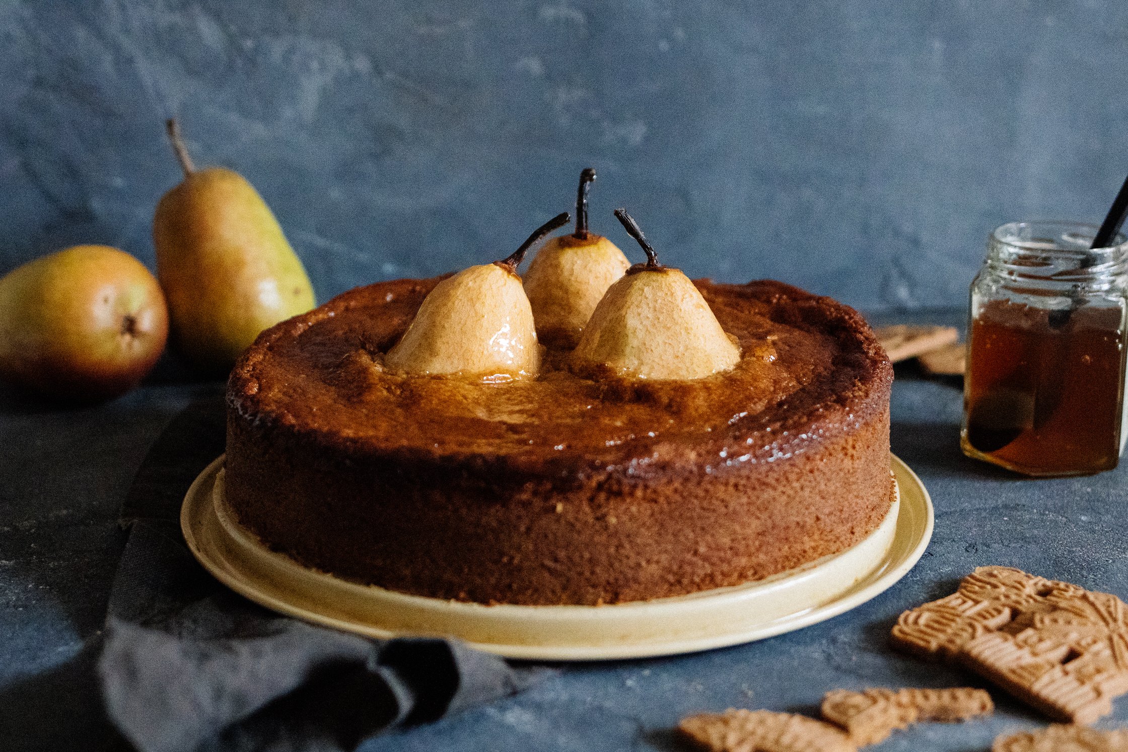 speculoos cake with pears and quince jelly