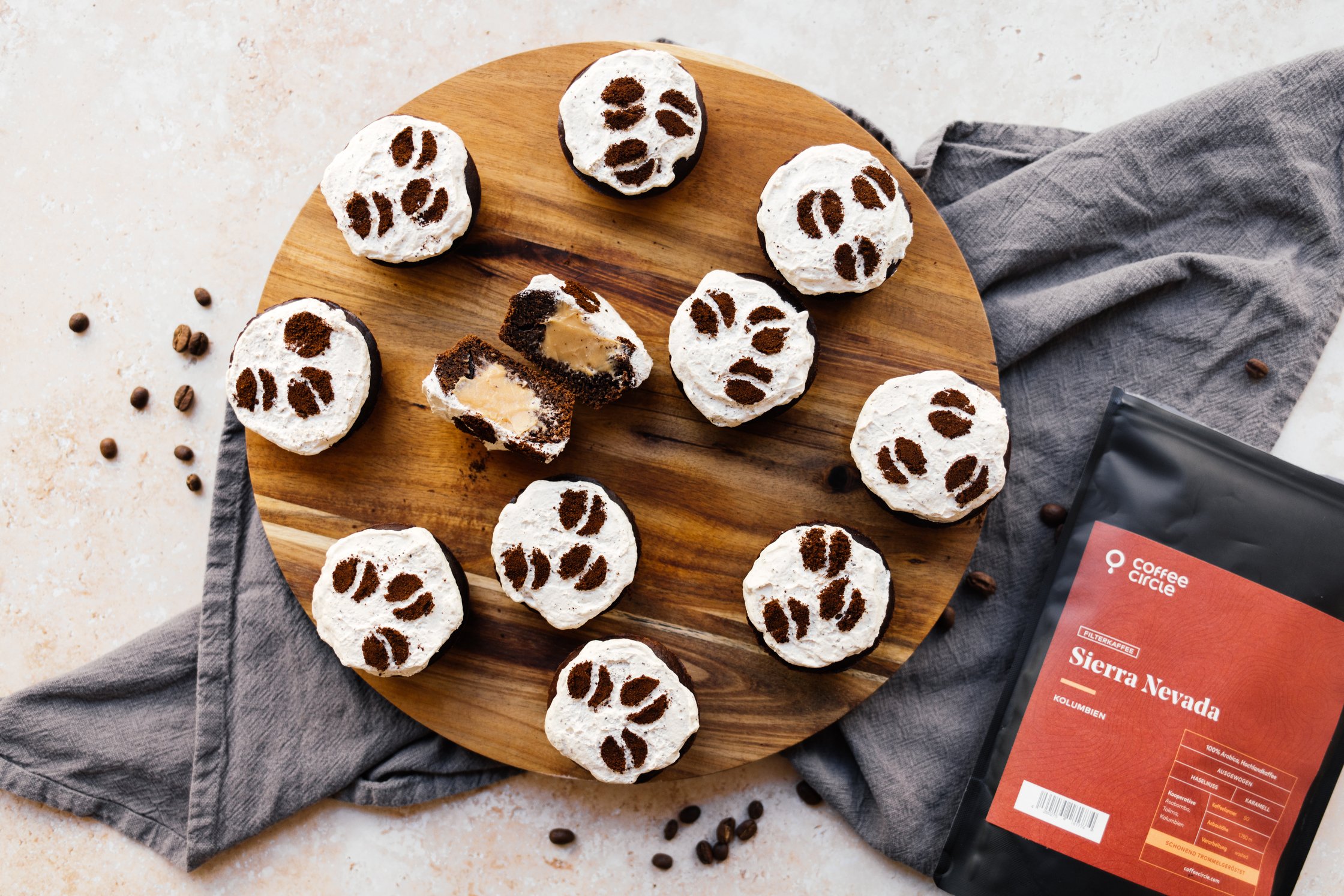 vegane Kaffee-Muffins mit Salted-Caramel-Kern und eine Packung Kaffee
