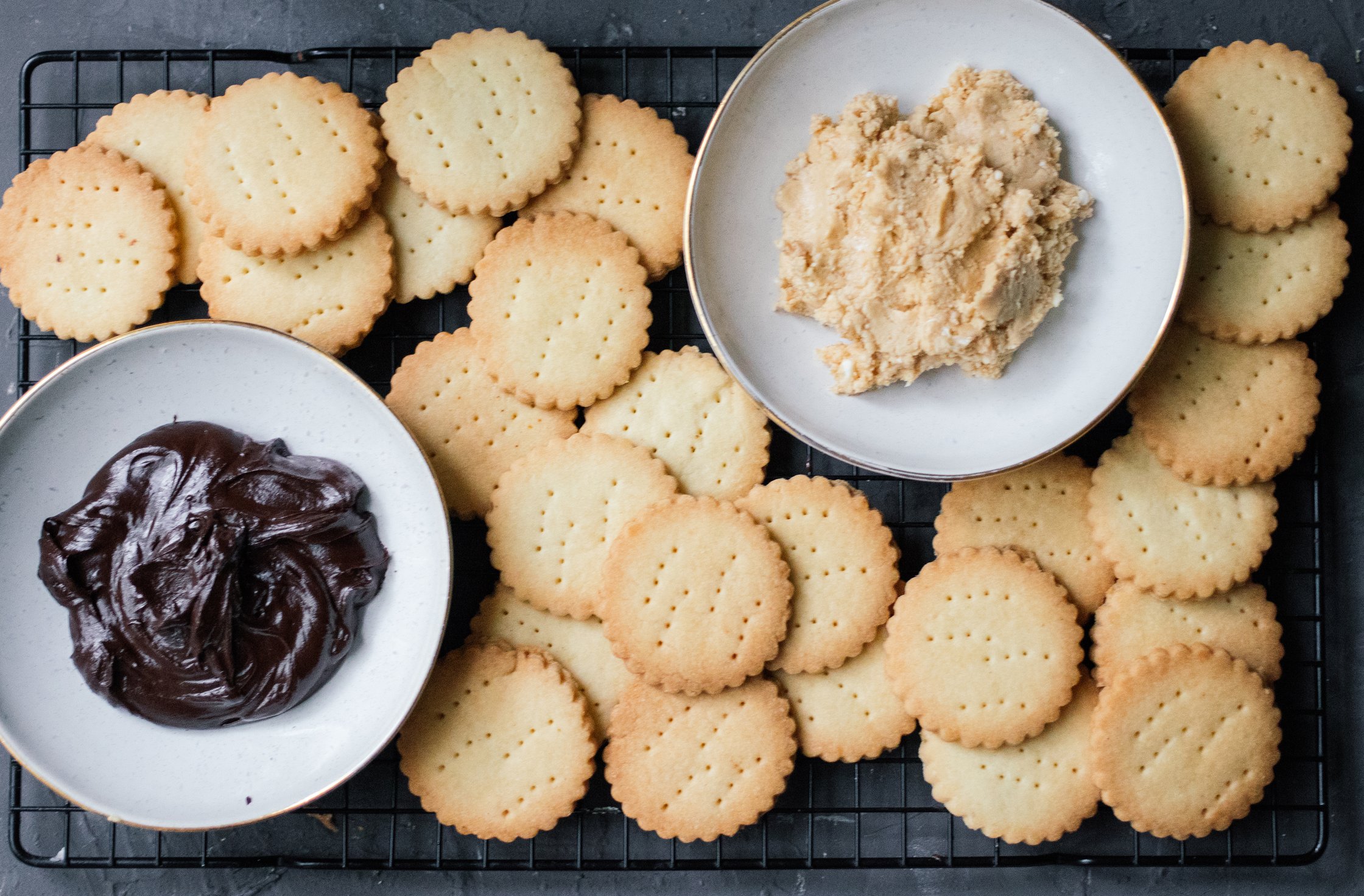 vegane gebackene kekse mit zwei füllungen