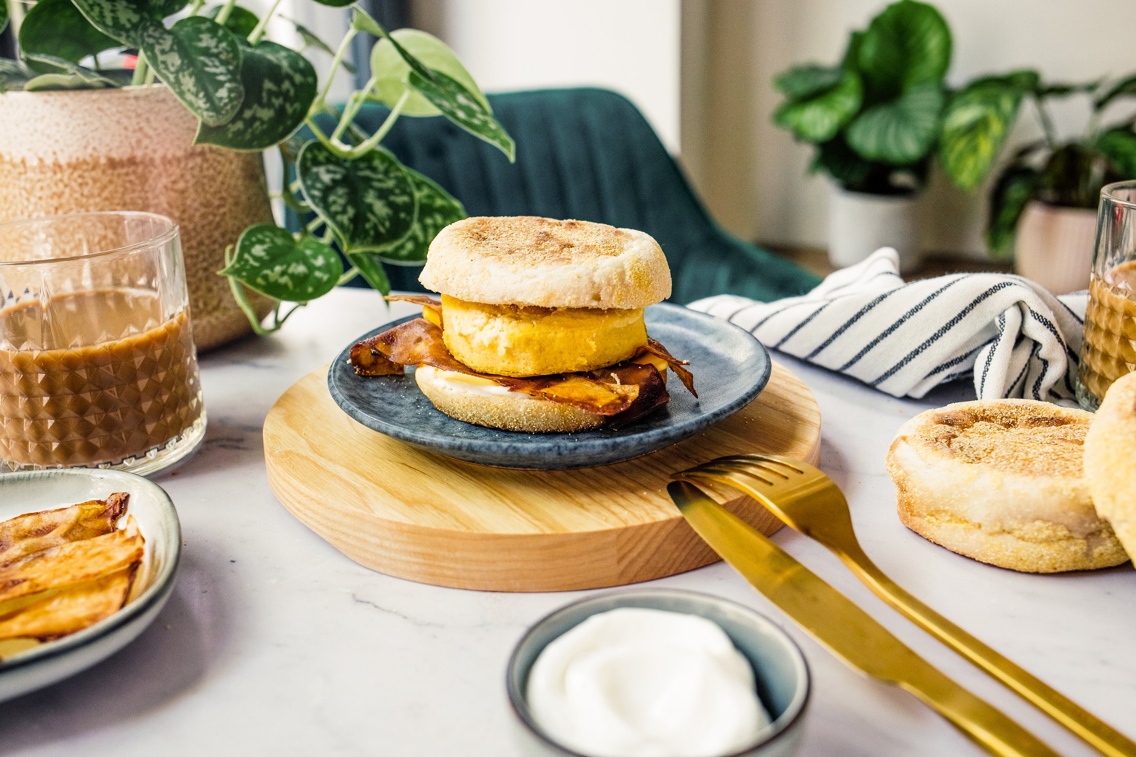 veganer McMuffin auf einem Teller