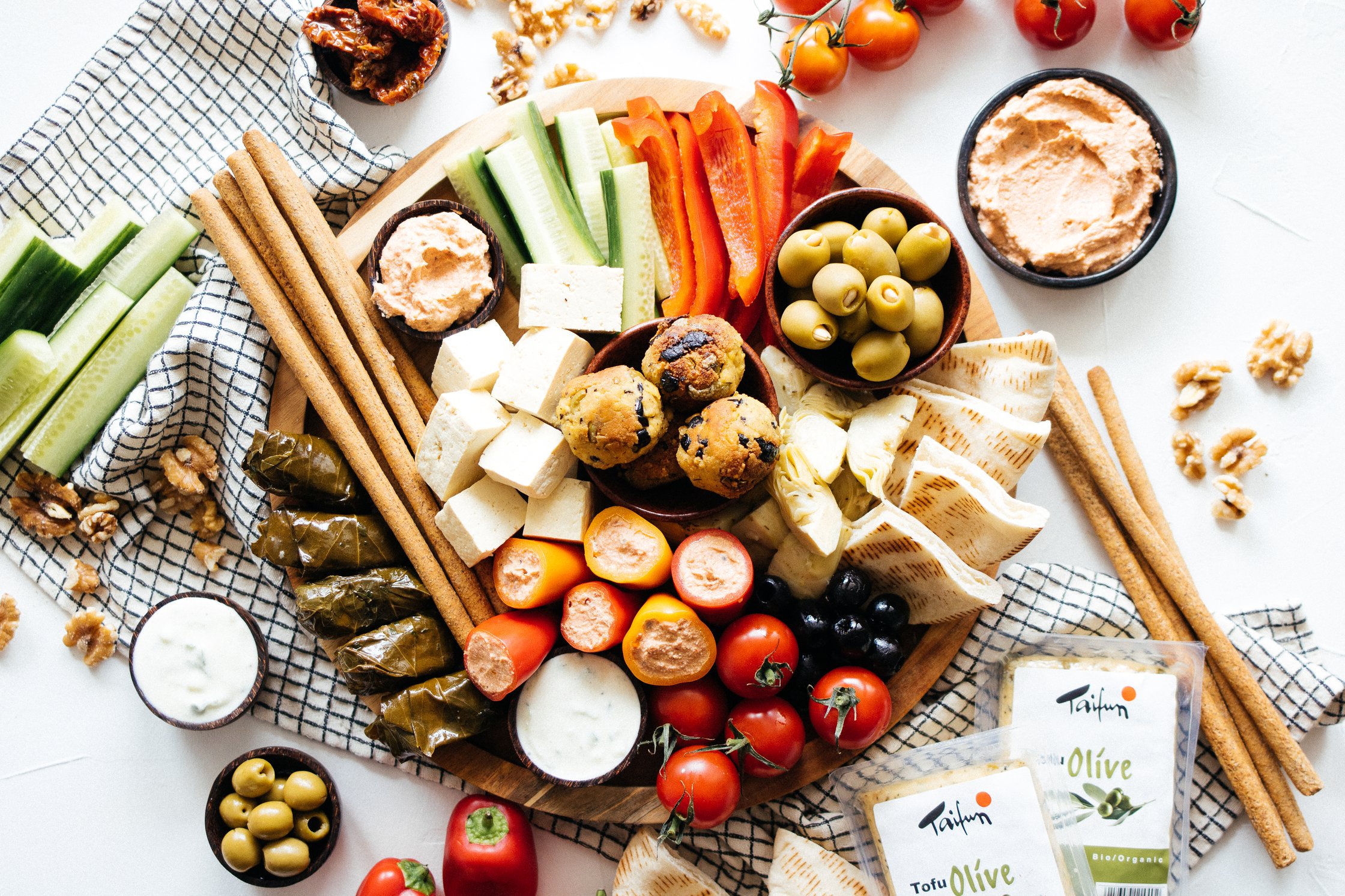 eine griechische Mezze Platte mit Aufstrichen und Olivenbällchen