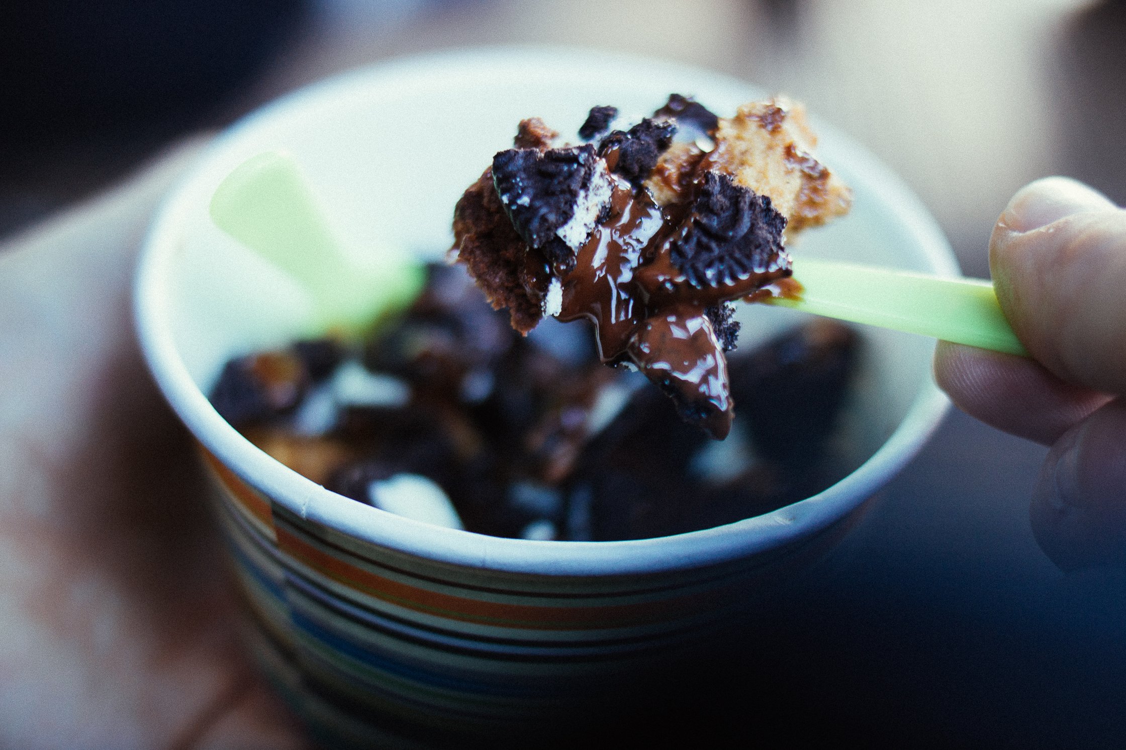 Veganer Oreo Cookie Teig in einem kleinen Becher