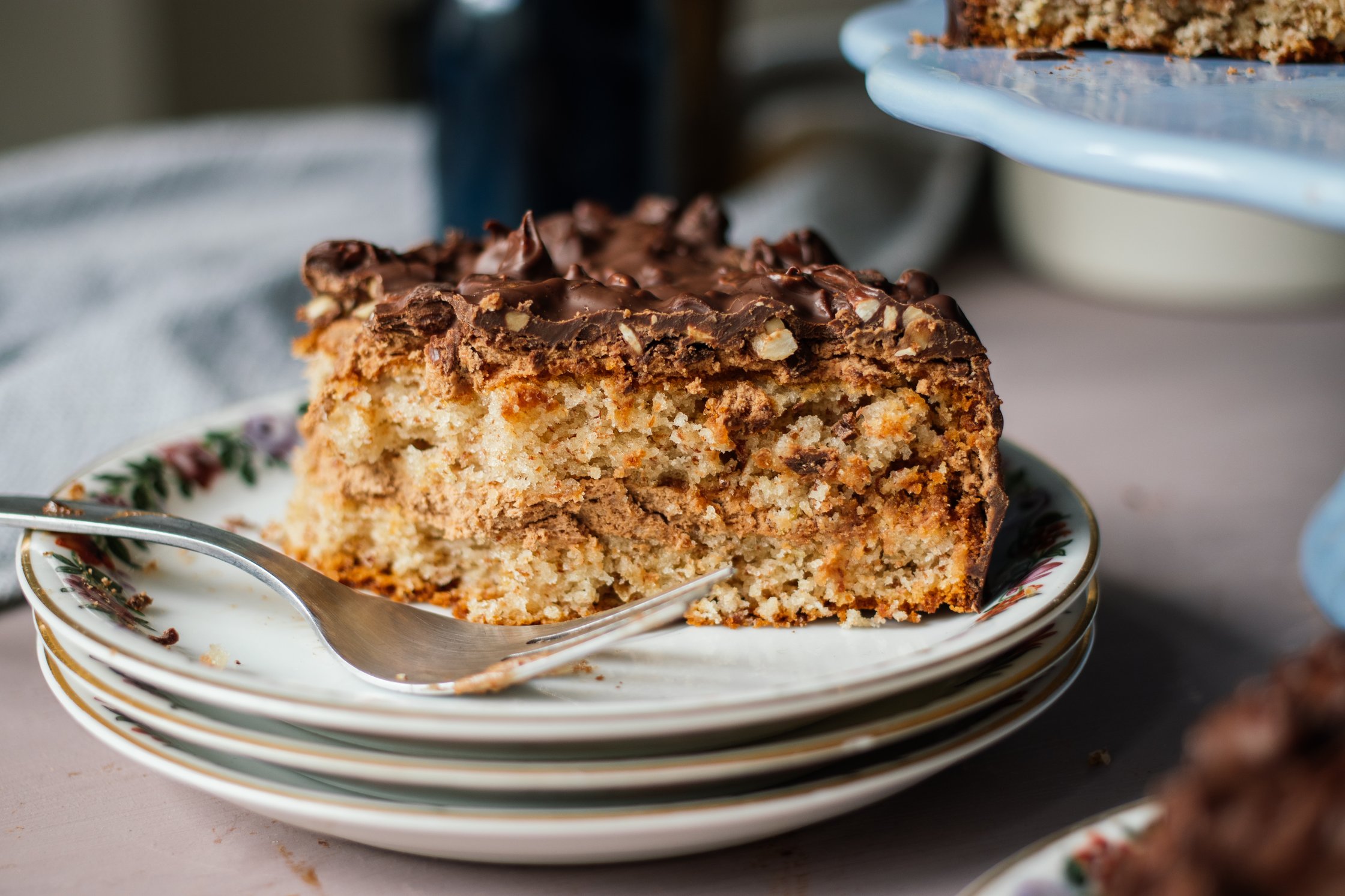 ein stück Vegane Mandeltorte mit Nougatcreme und Erdnüssen