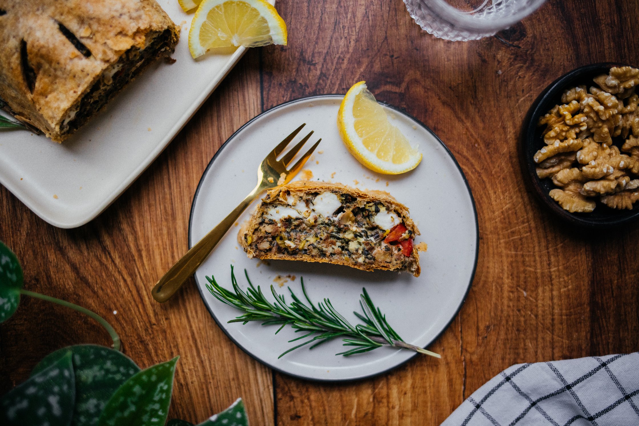 Veganer Blätterteigstrudel serviert auf einem Teller.