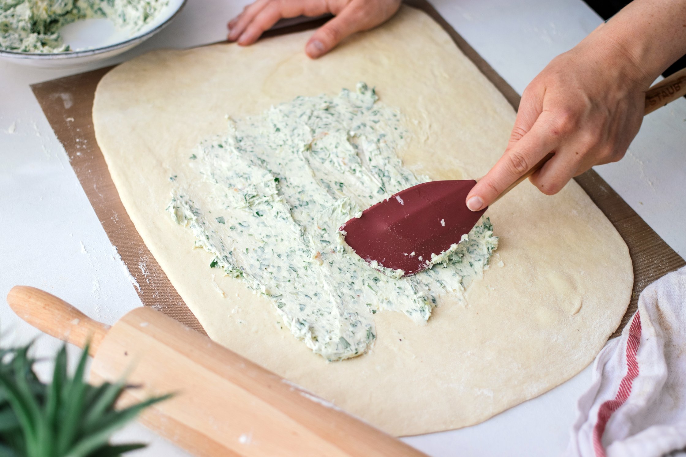 hefeteig mit veganer knoblauchbutter bestreichen