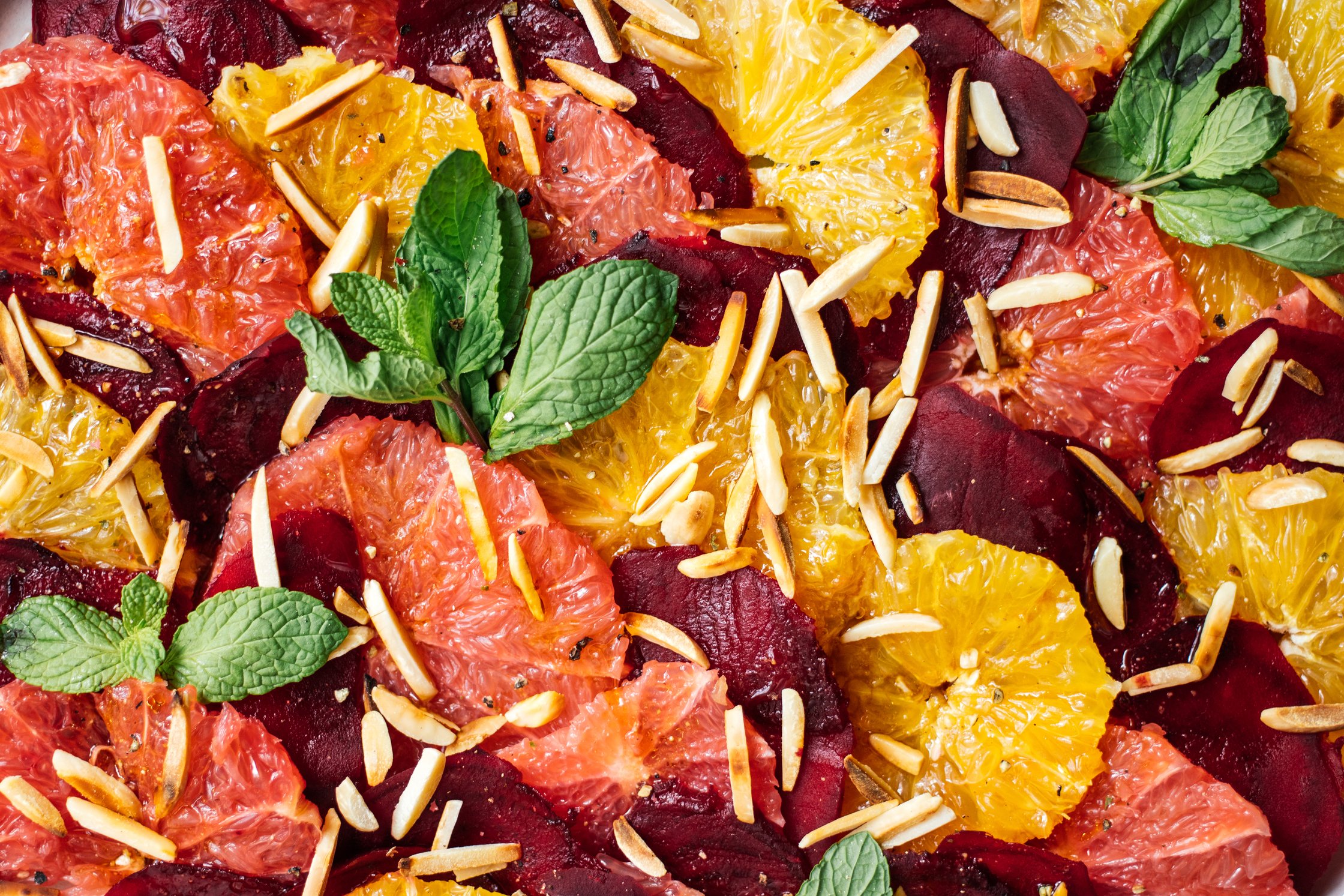 nahaufnahme von rote bete zitrus salat