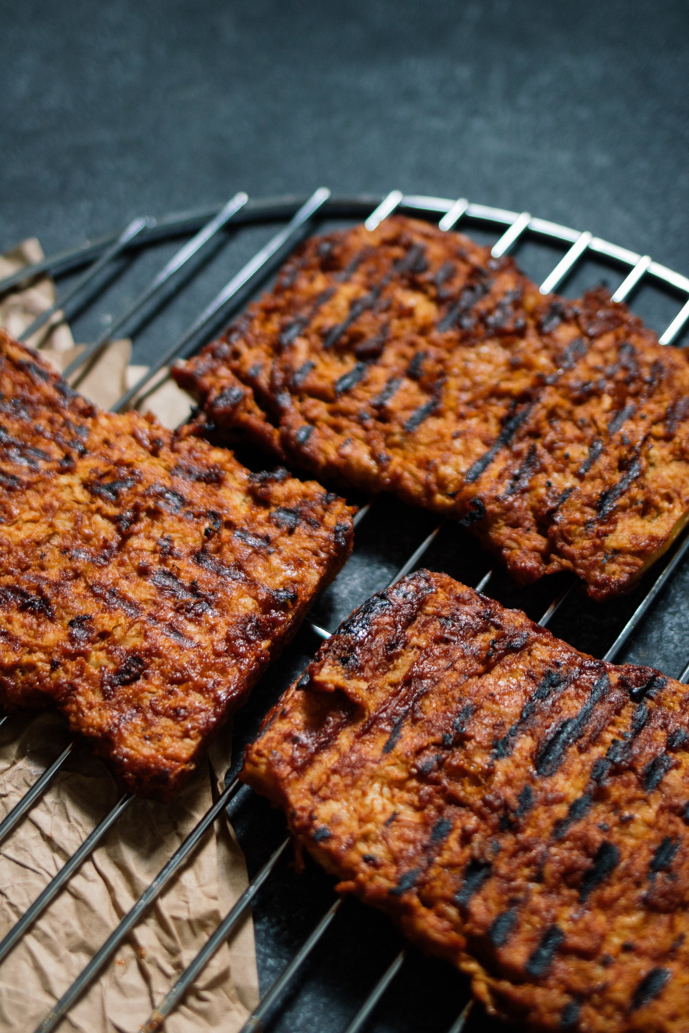 gegrillte sojasteaks auf dem grillrost