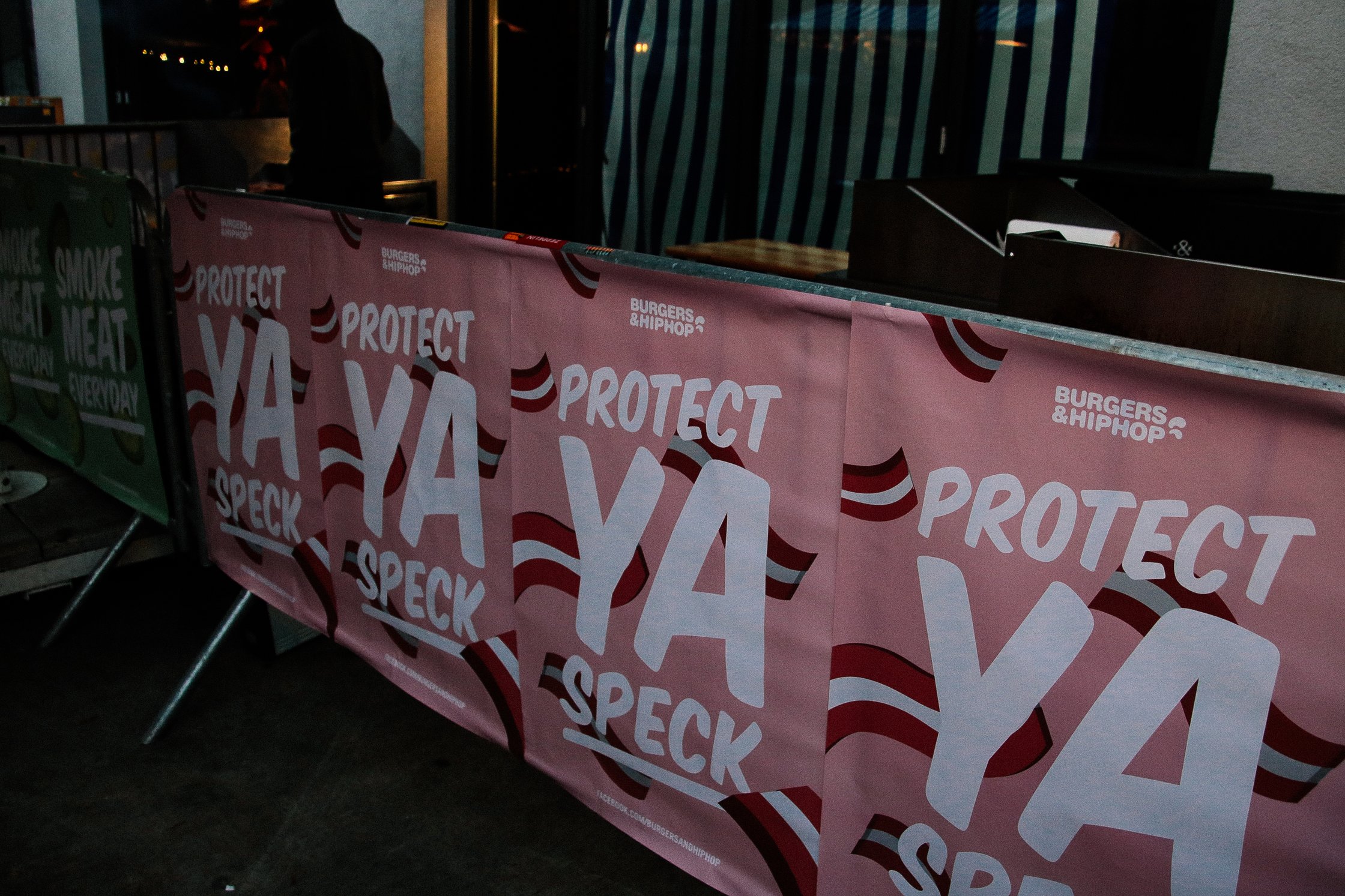Schild mit der Aufschrift "Protect ya Speck"