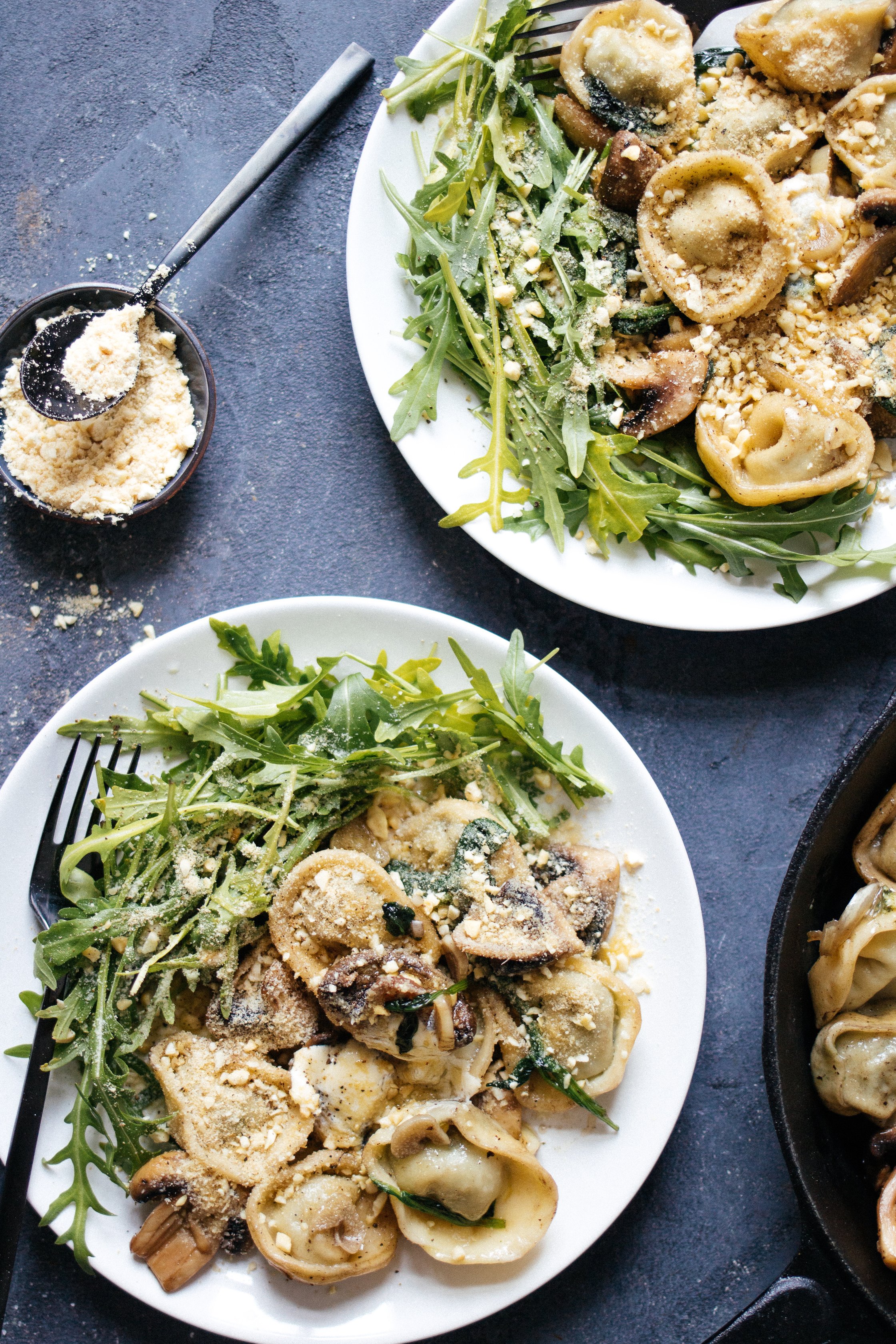 vegane Tortellini mit Pilzen und Ruccola