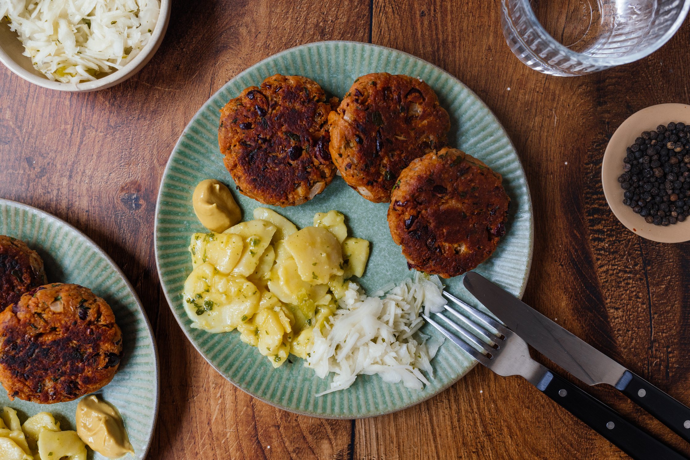 vegane Buletten mit Kartoffelsalat und Krautsalat