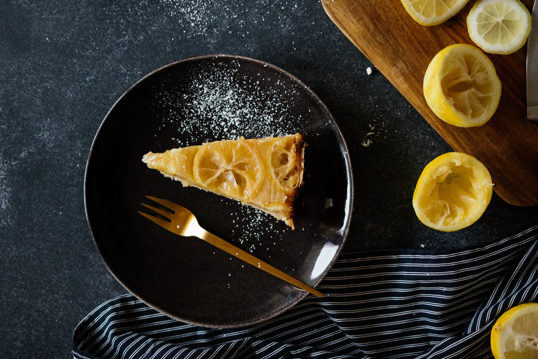 veganer Zitronen Upside Down Cake auf einem dunklen Hintergrund