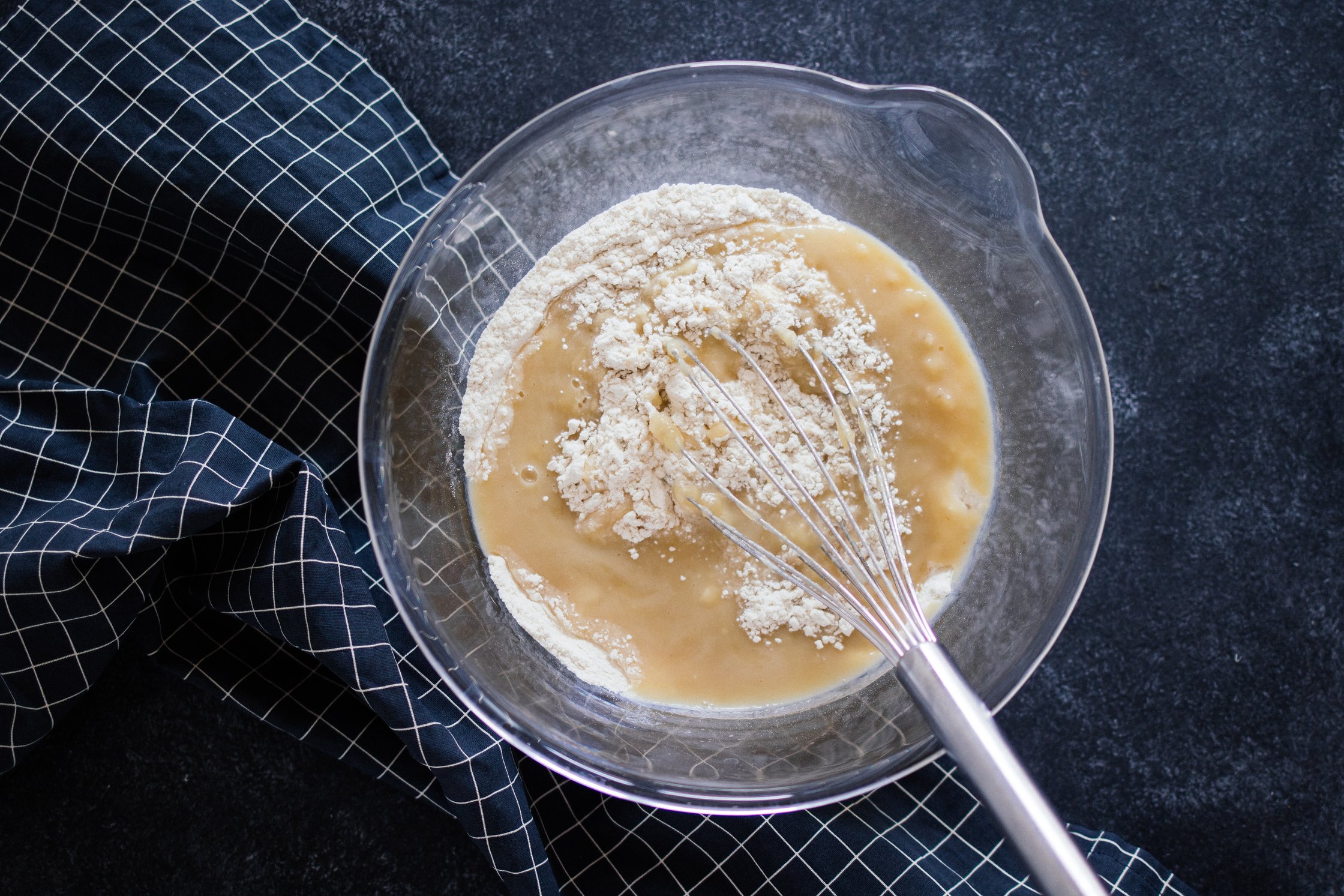 Teig für das vegane Bananenbrot wird gemischt