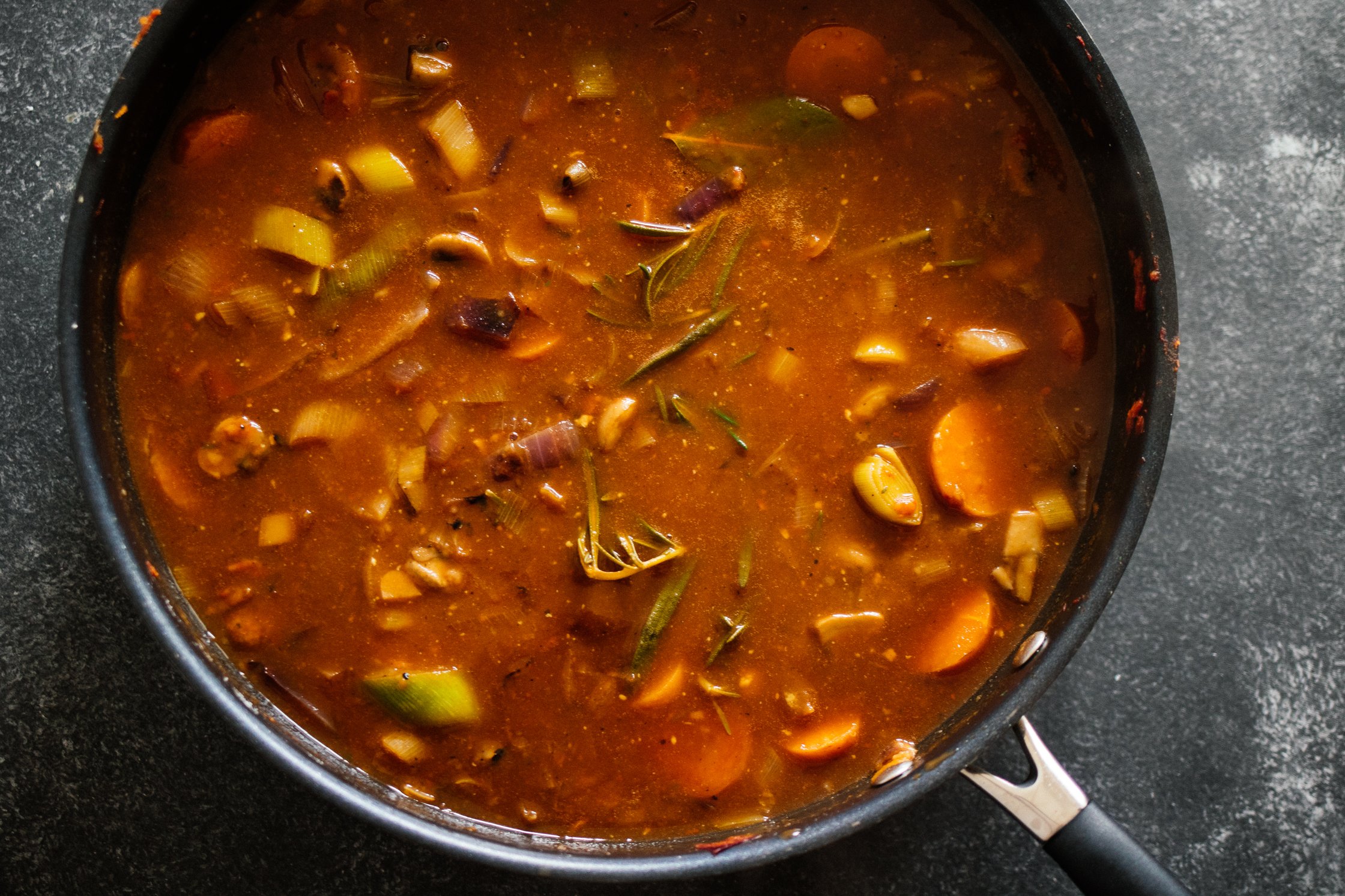 vegane Bratnsauce kocht in einer Pfanne