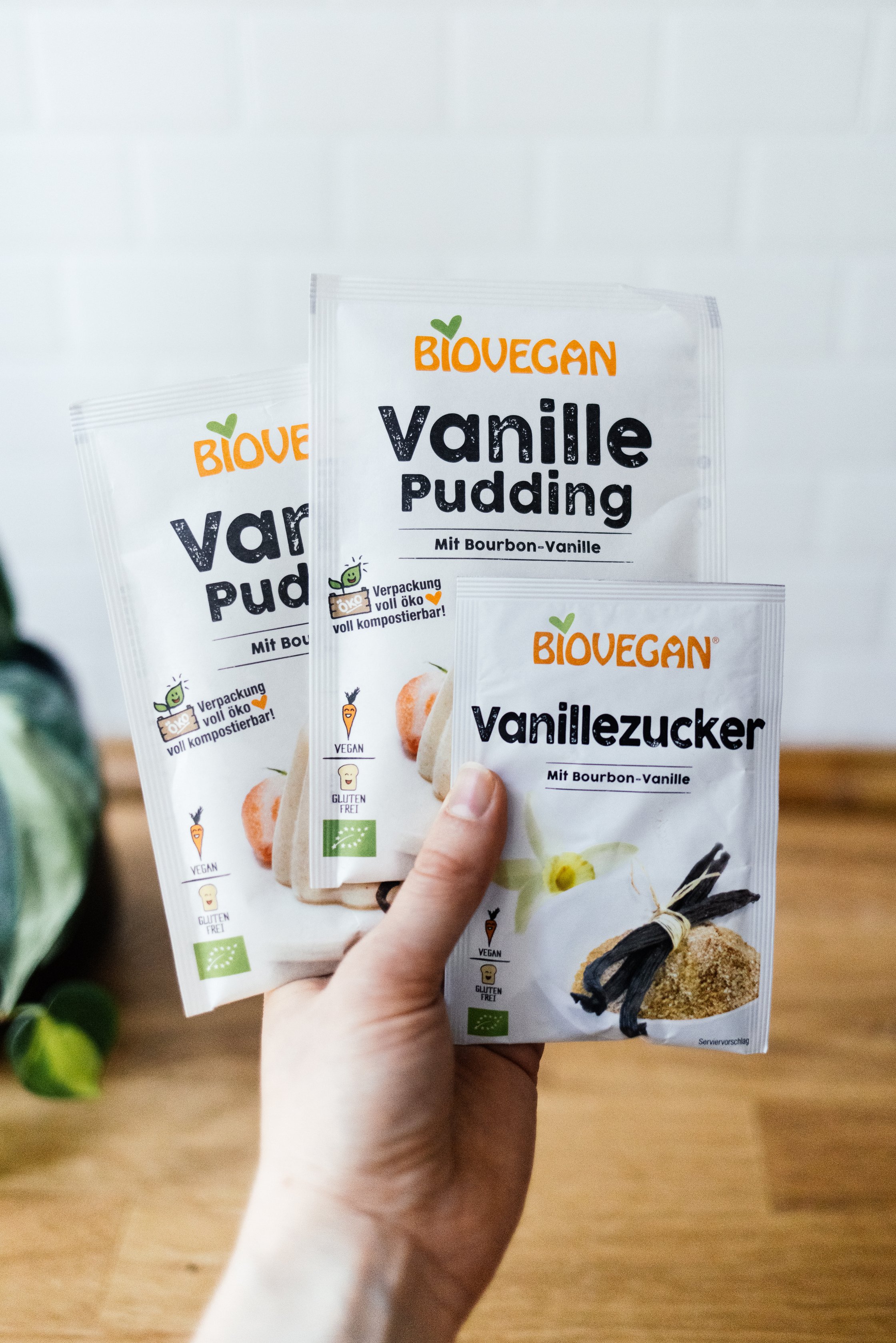 packets with custard powder and vanilla sugar; mixing sponge cake batter