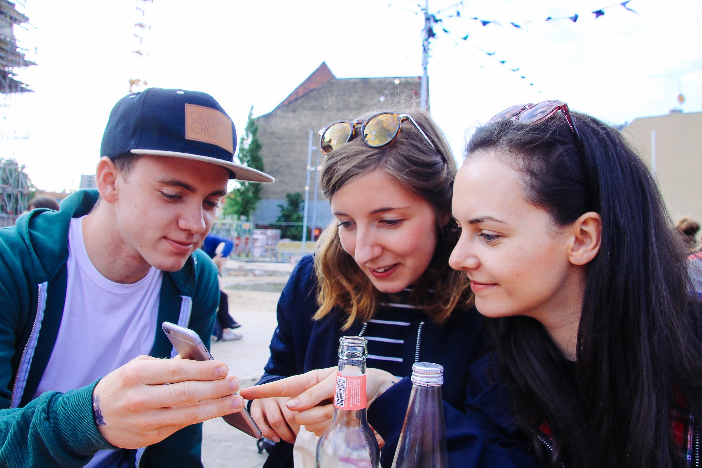 Julia, Marie und Maximilian schauen ins Handy