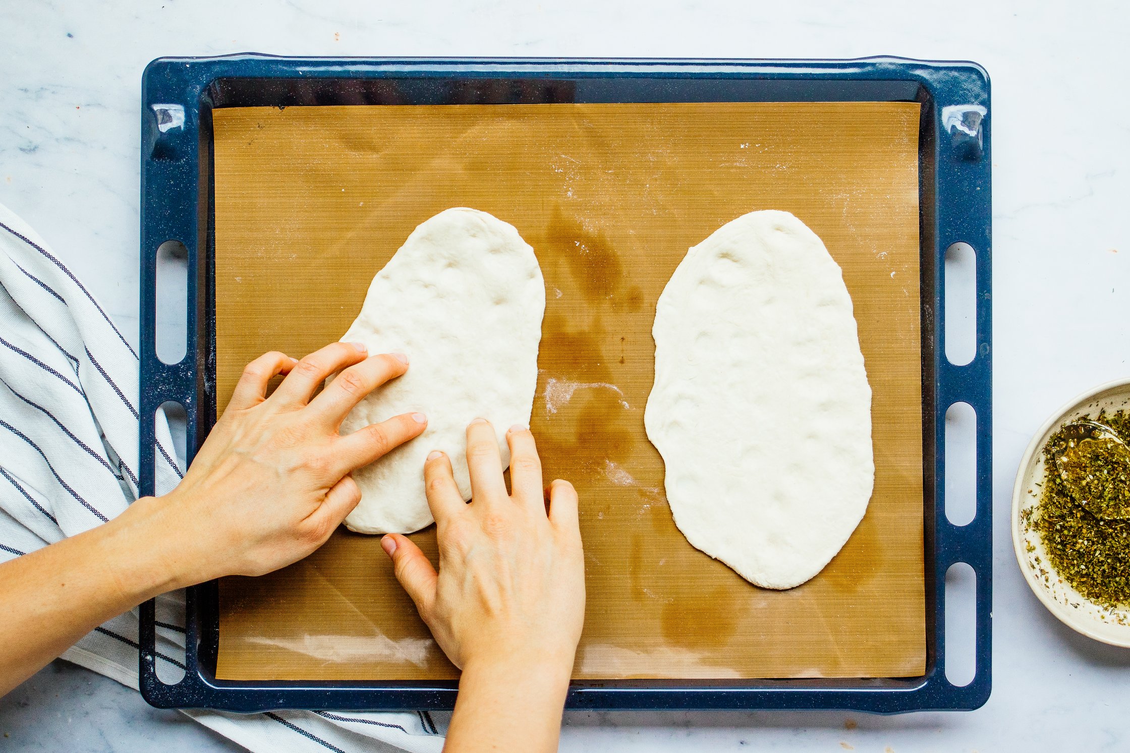 veganer Hefeteig auf einem Backblech