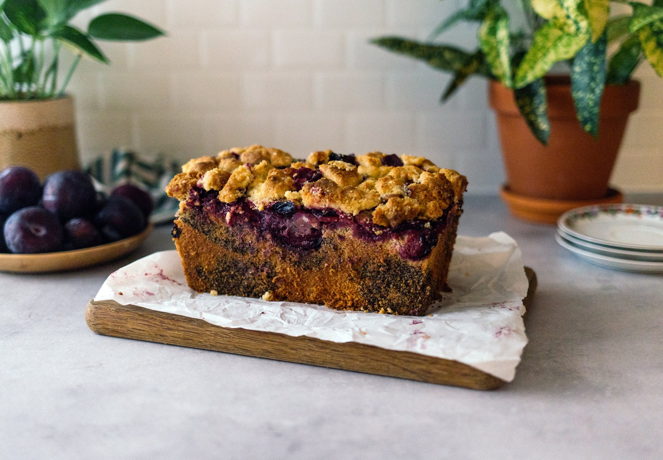 Veganer Mohn-Pflaumen-Kuchen mit Streuseldecke