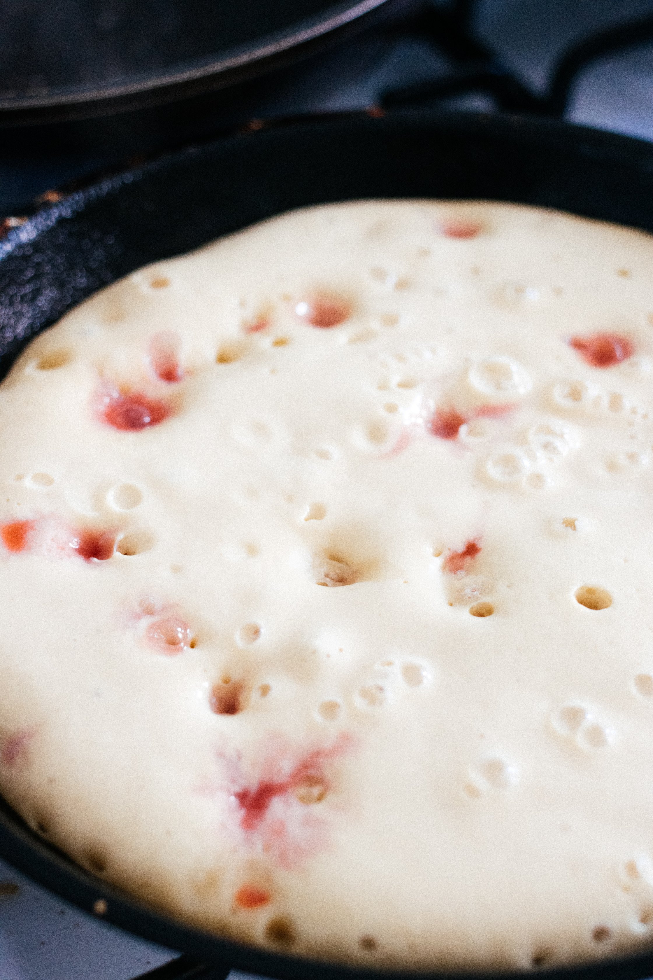 veganer Pancake in der Pfanne