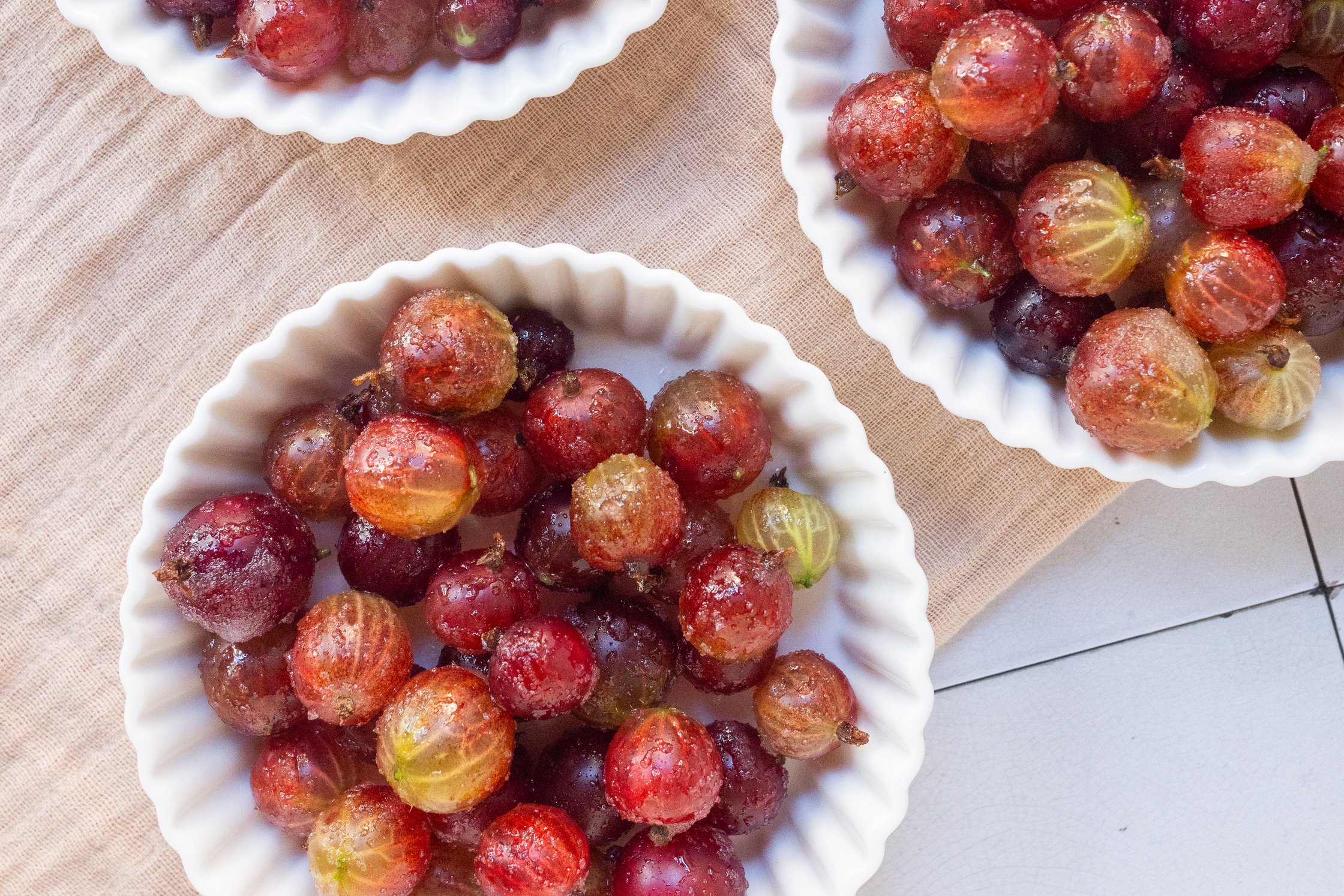 Stachelbeeren und Zucker