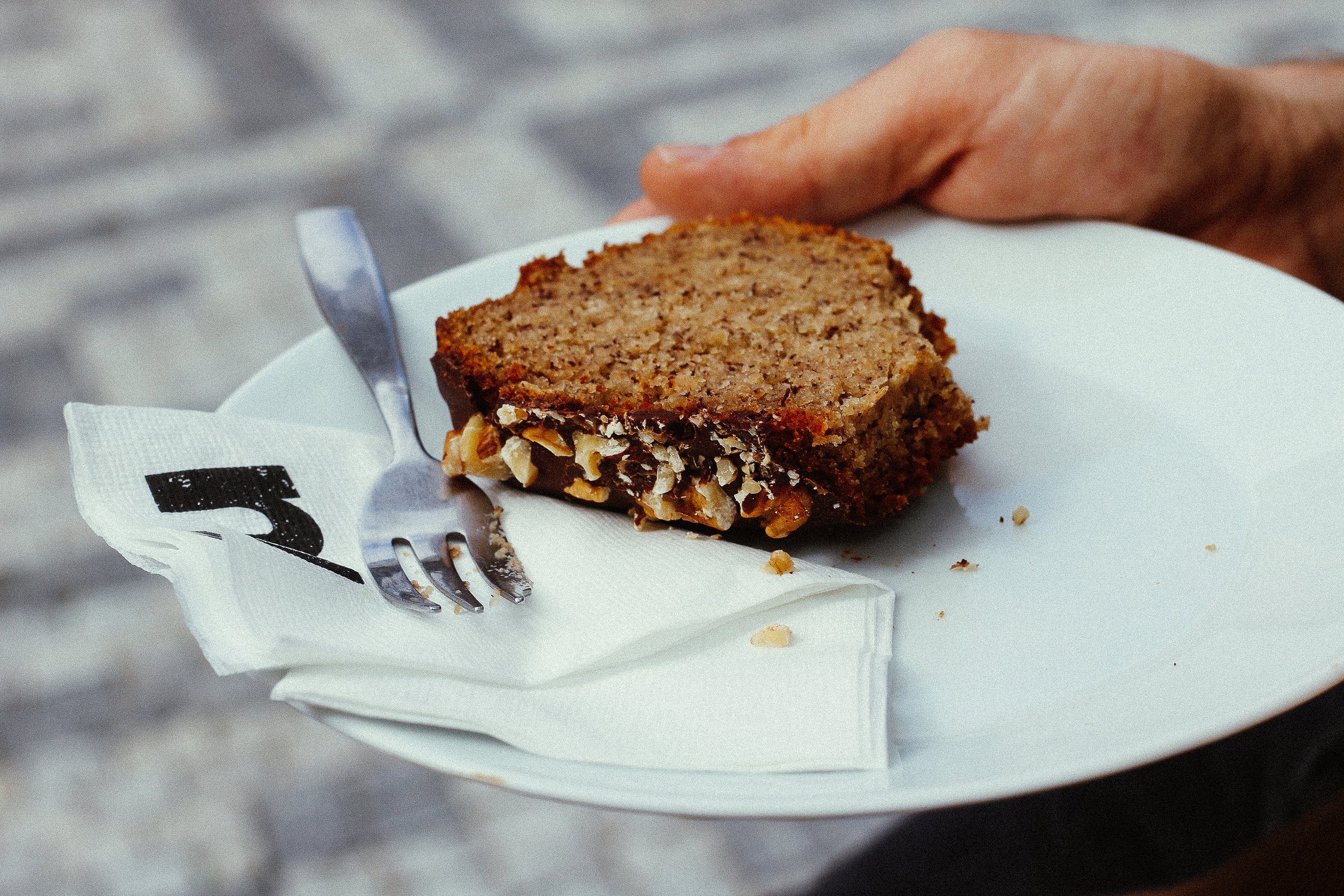 ein Stück Bananenbrot auf einem Teller