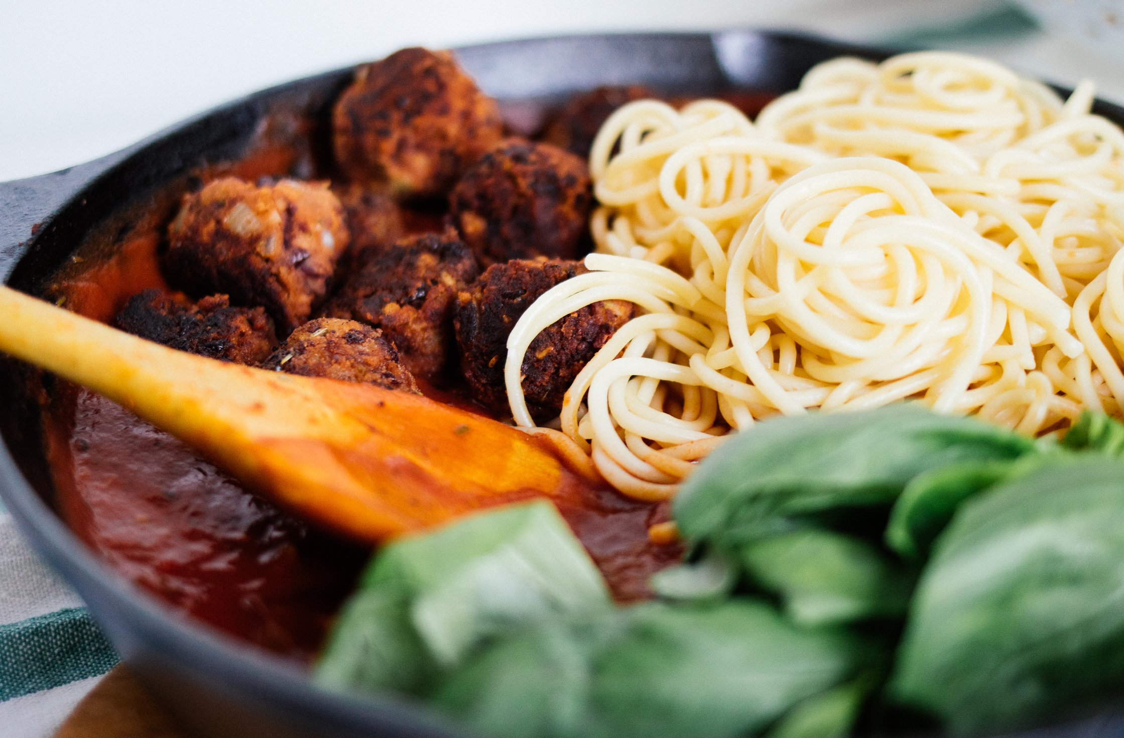 Spaghetti, Fleischbällchen und Soße in einer Pfanne