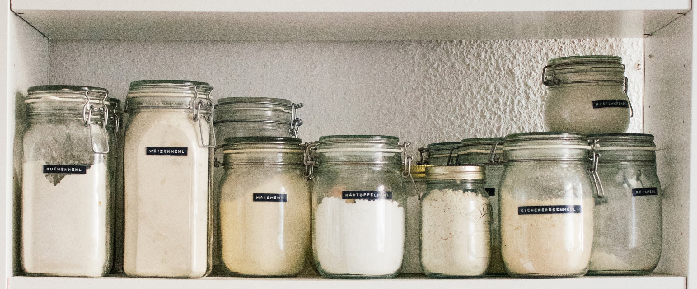 gläser mit mehl aus der veganen vorratskammer