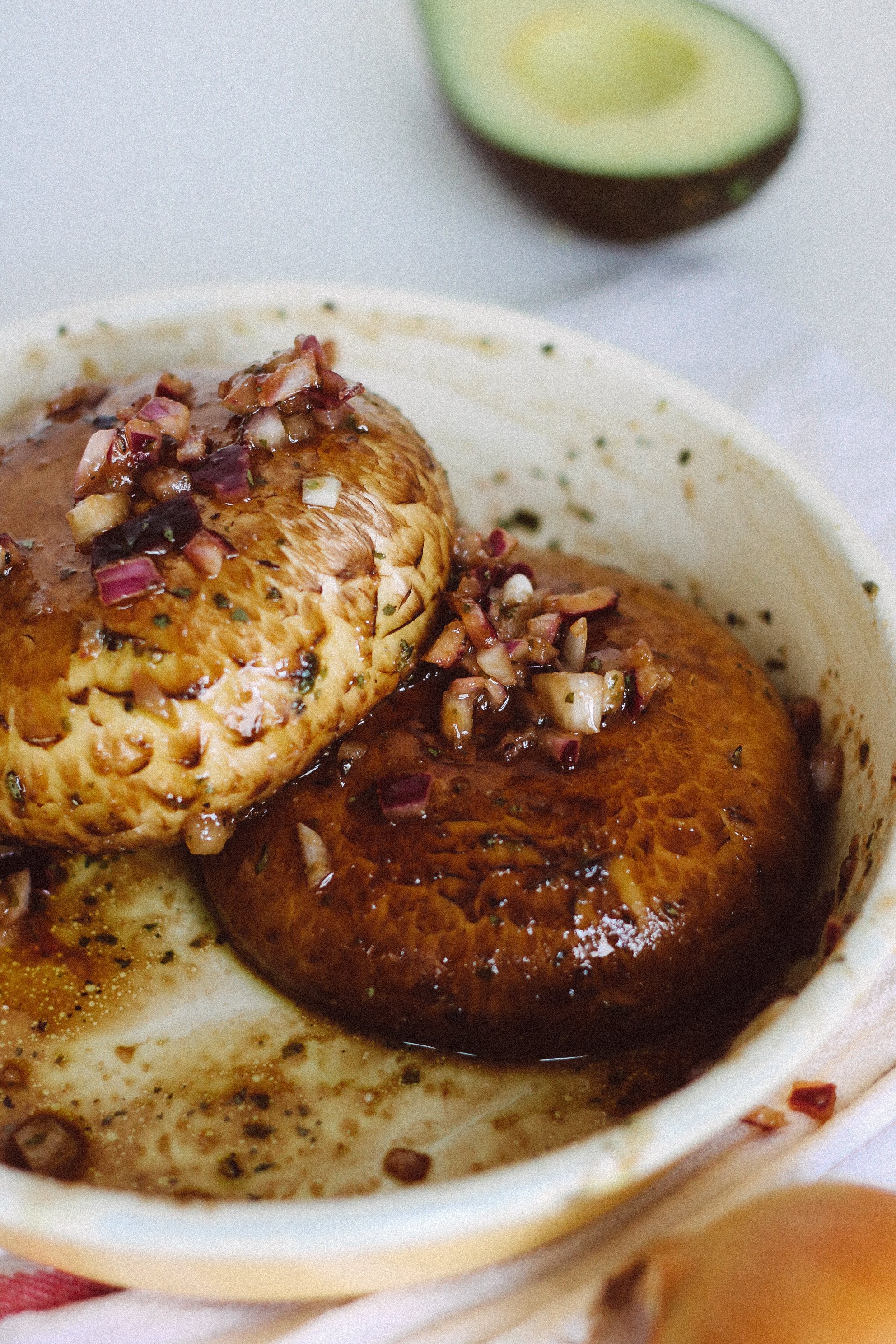 portobello pilze liegen in marinade