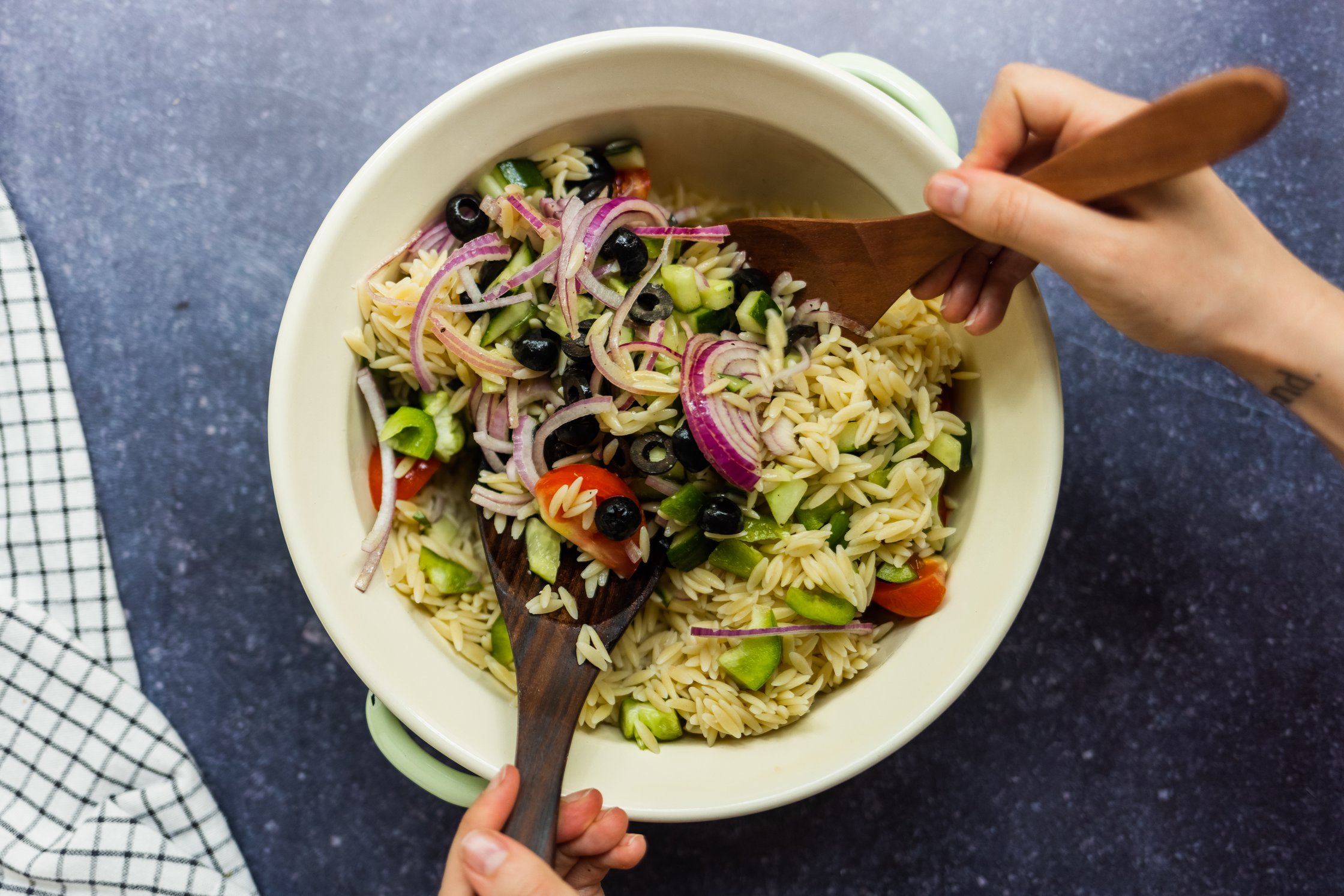 Griechischer Salat in einer Schüssel mit Besteck