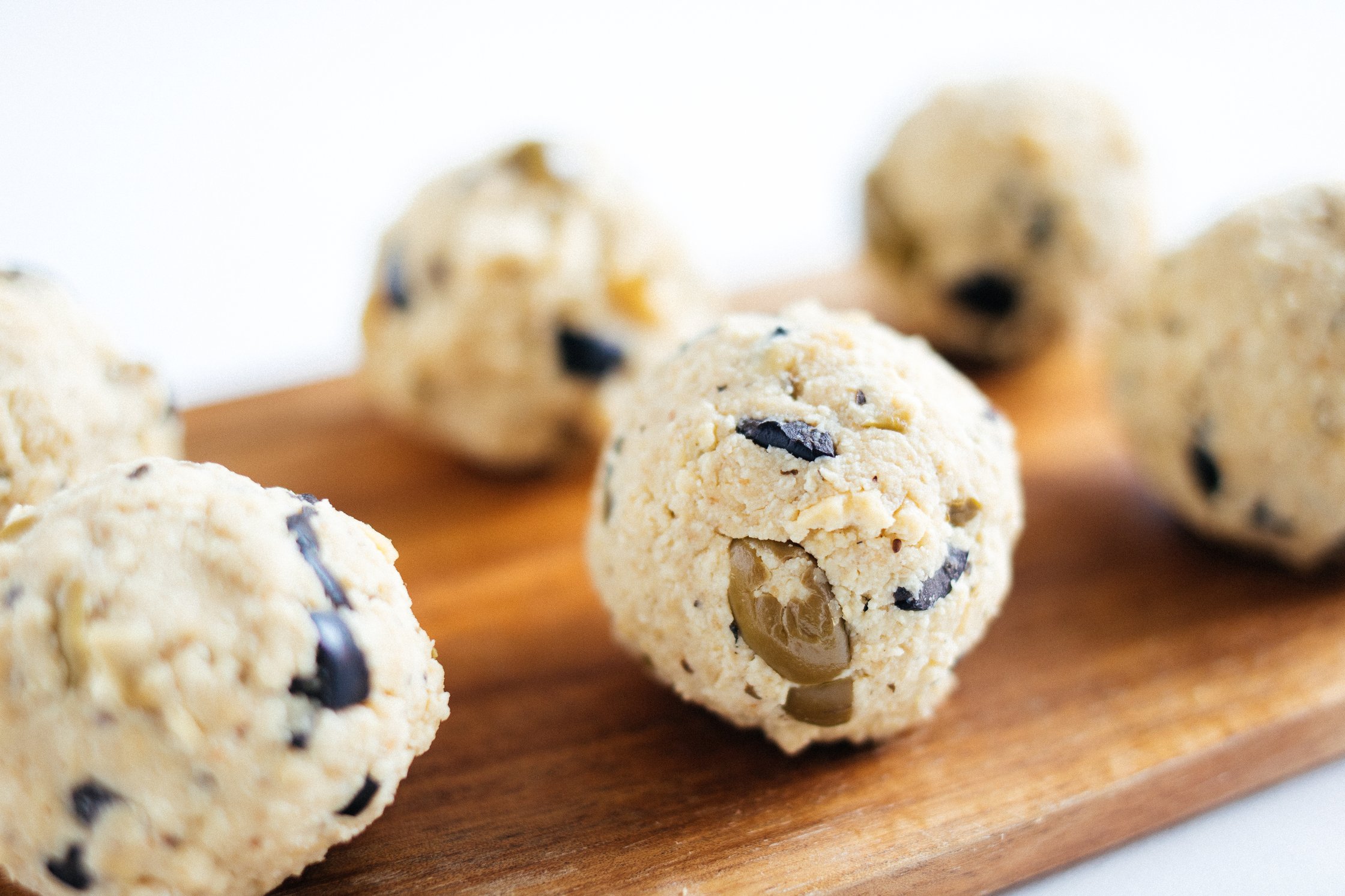 vegane Olivenbällchen vor dem Braten