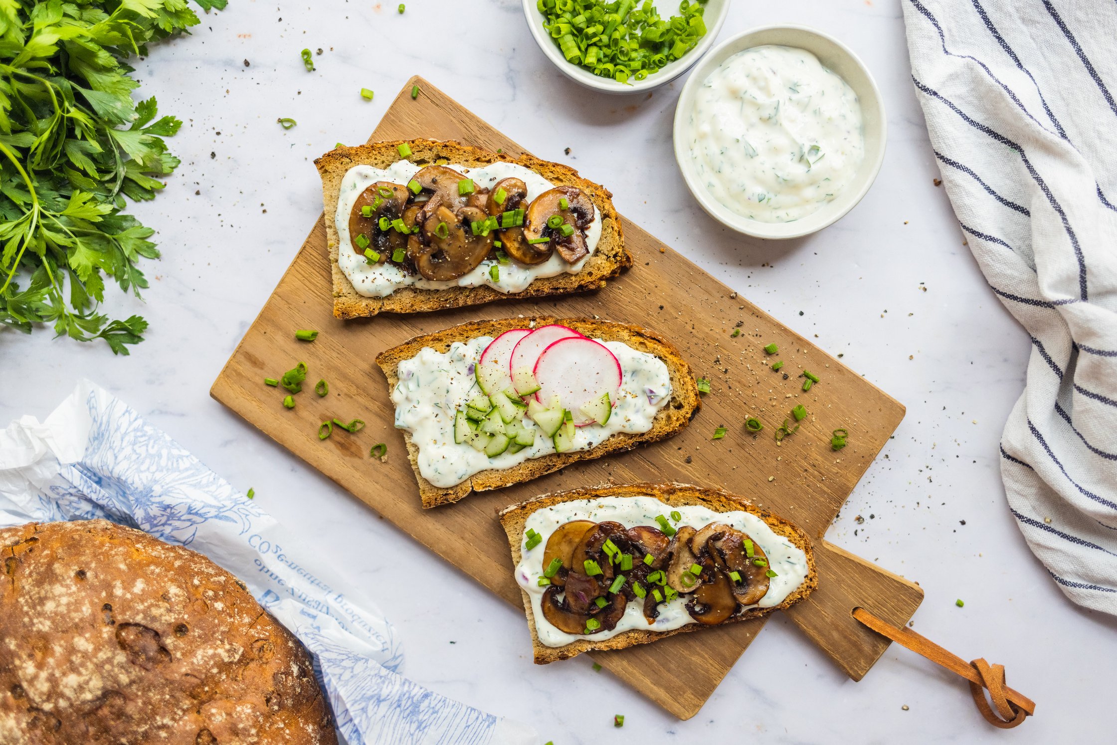Veganer Kräuterquark auf Brot mit Gurke, Pilzen und Radieschen