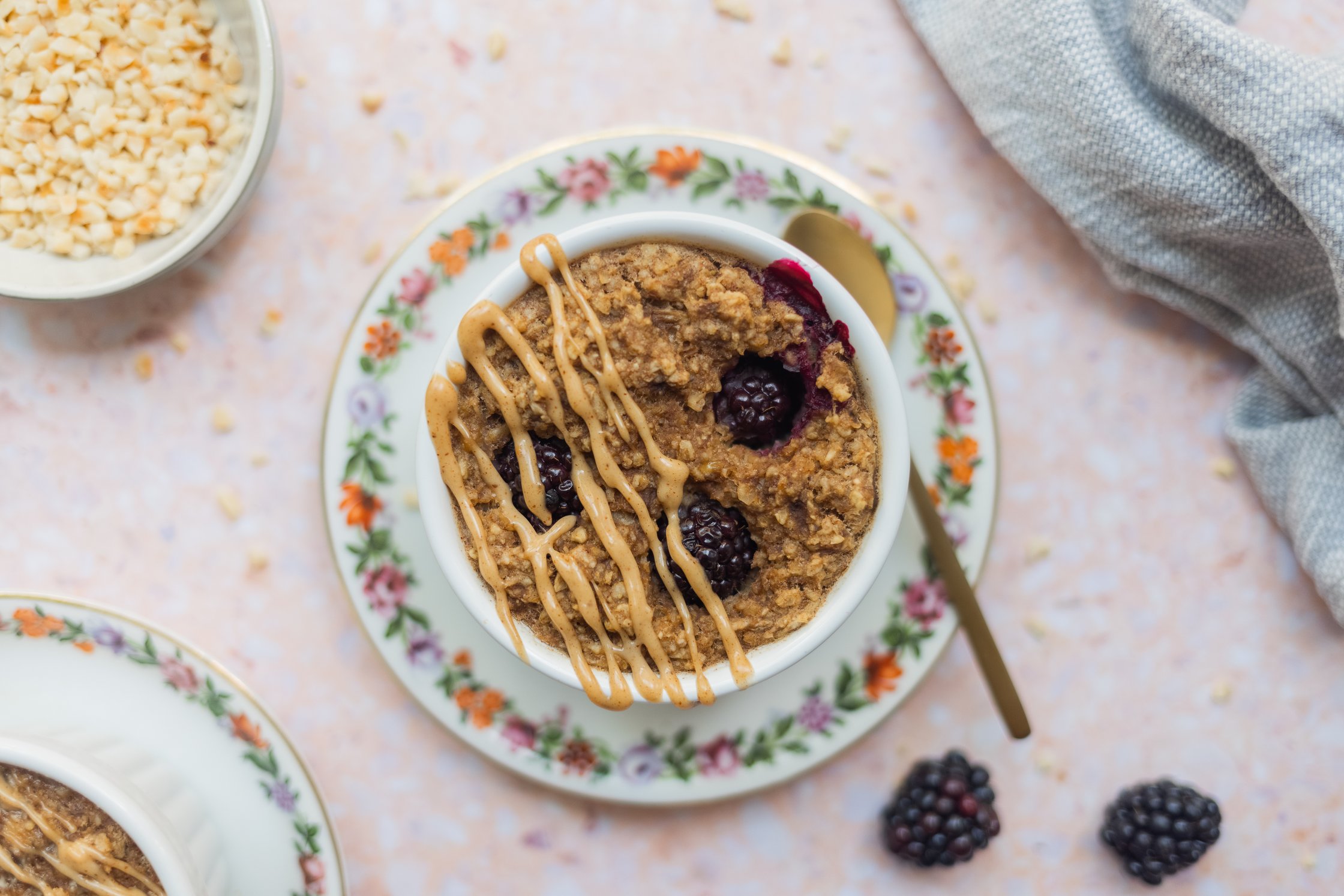 Vegane Baked Oats mit Brombeeren und Mandelmus von oben
