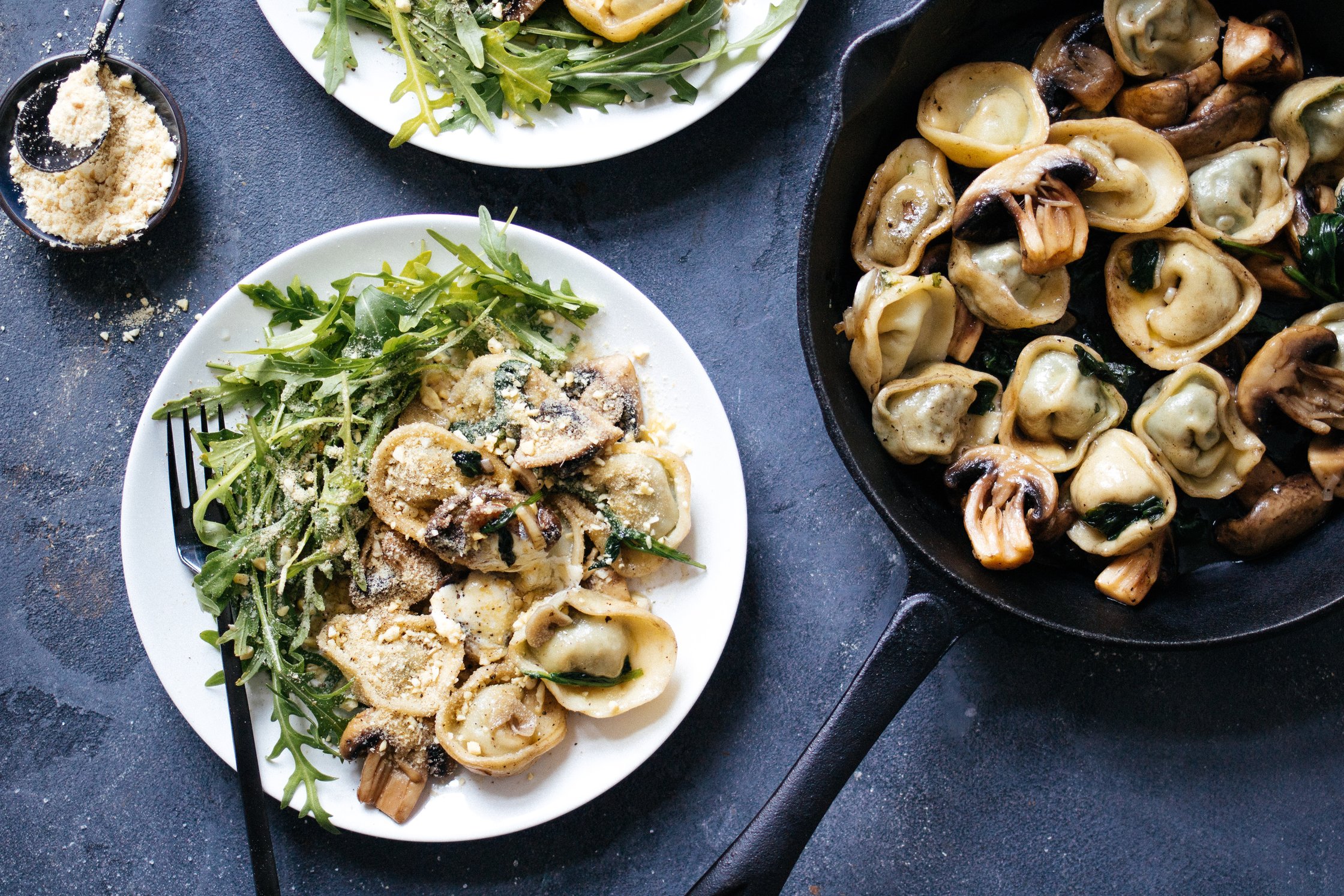 ein Teller und eine Pfanne mit Tortellini