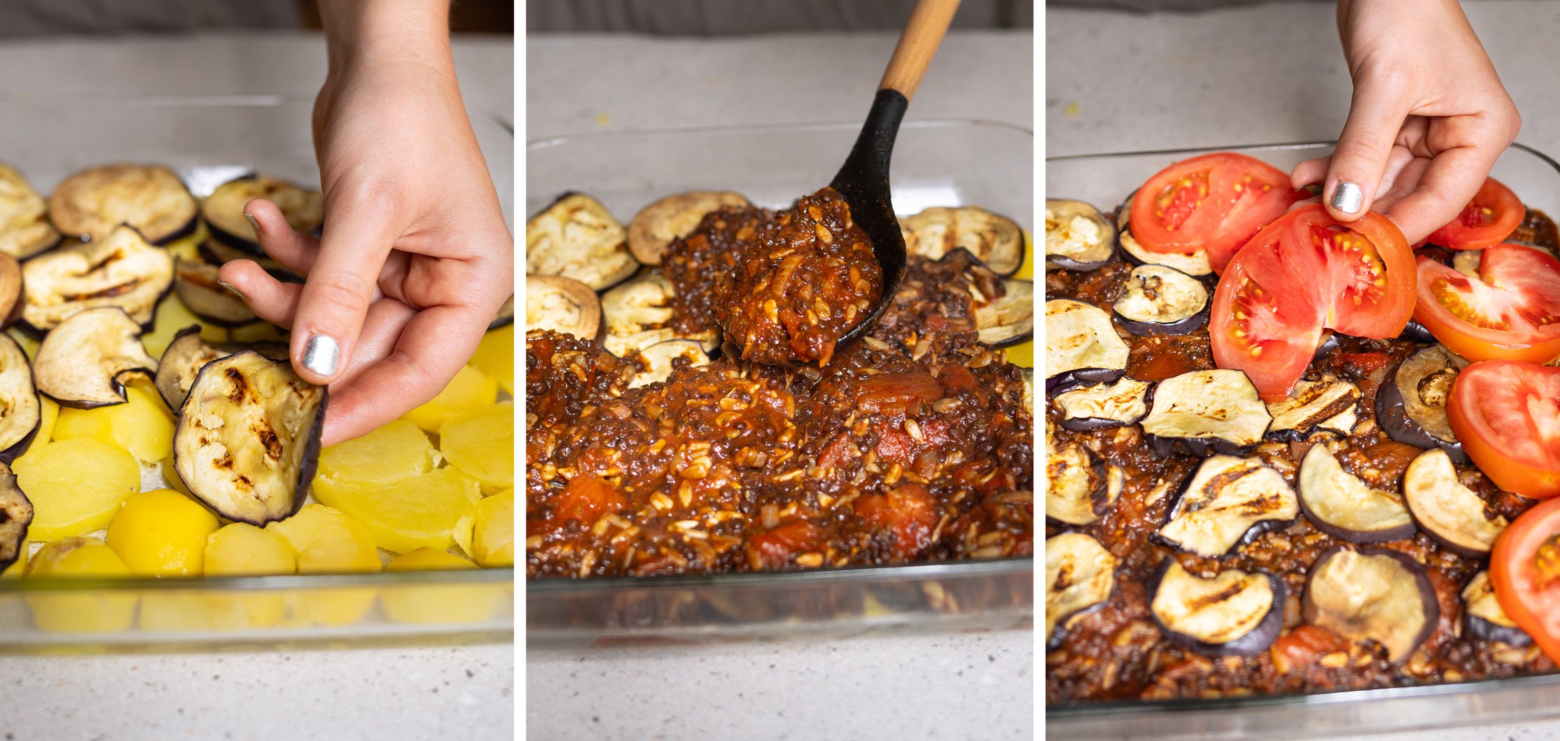 Zubereitung von veganem Moussaka: Auberginen in Öl, Sauce mit Spatel verteilen, Tomaten auf Auberginen arrangieren