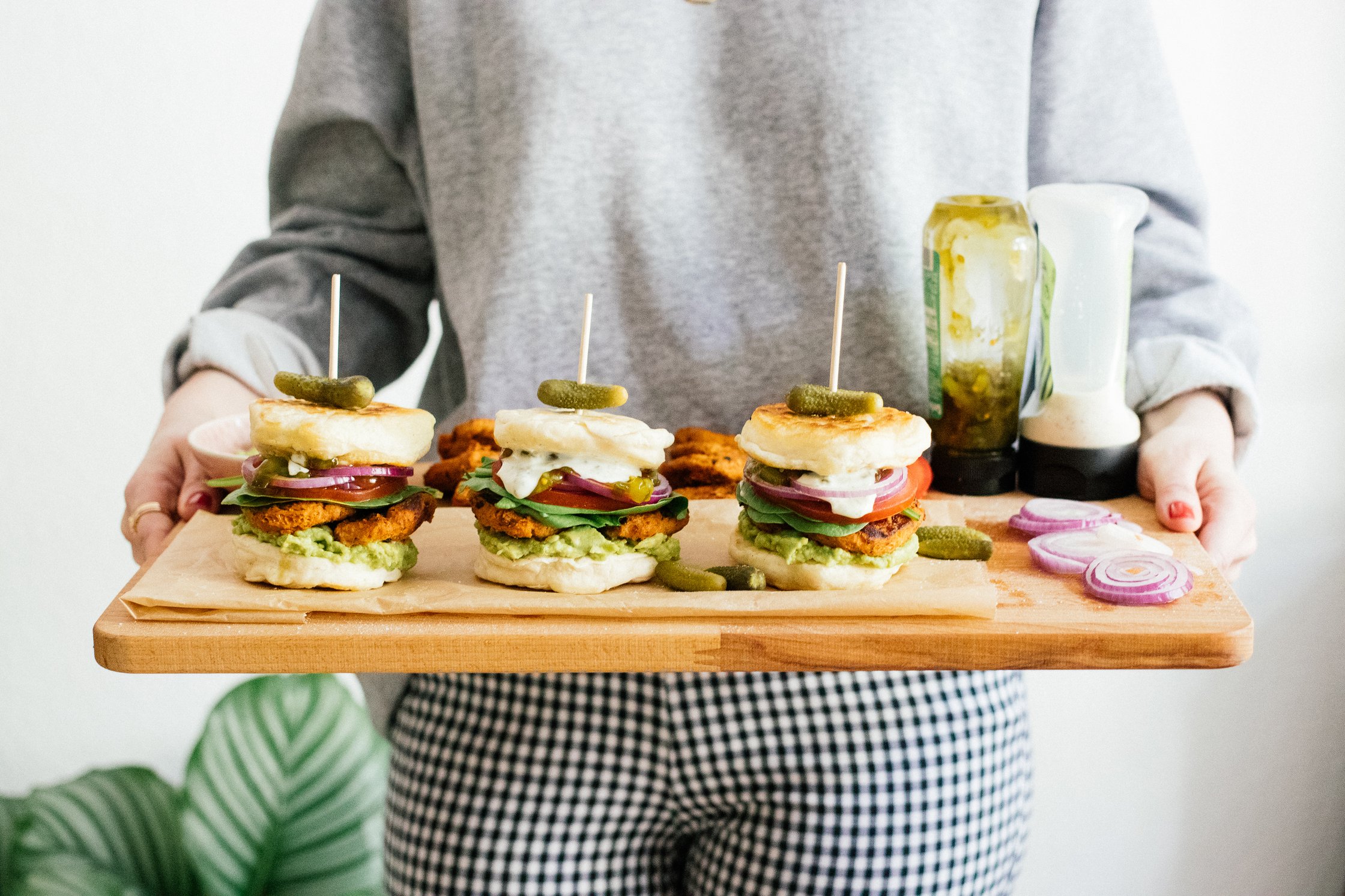 Brett mit veganen Burgern