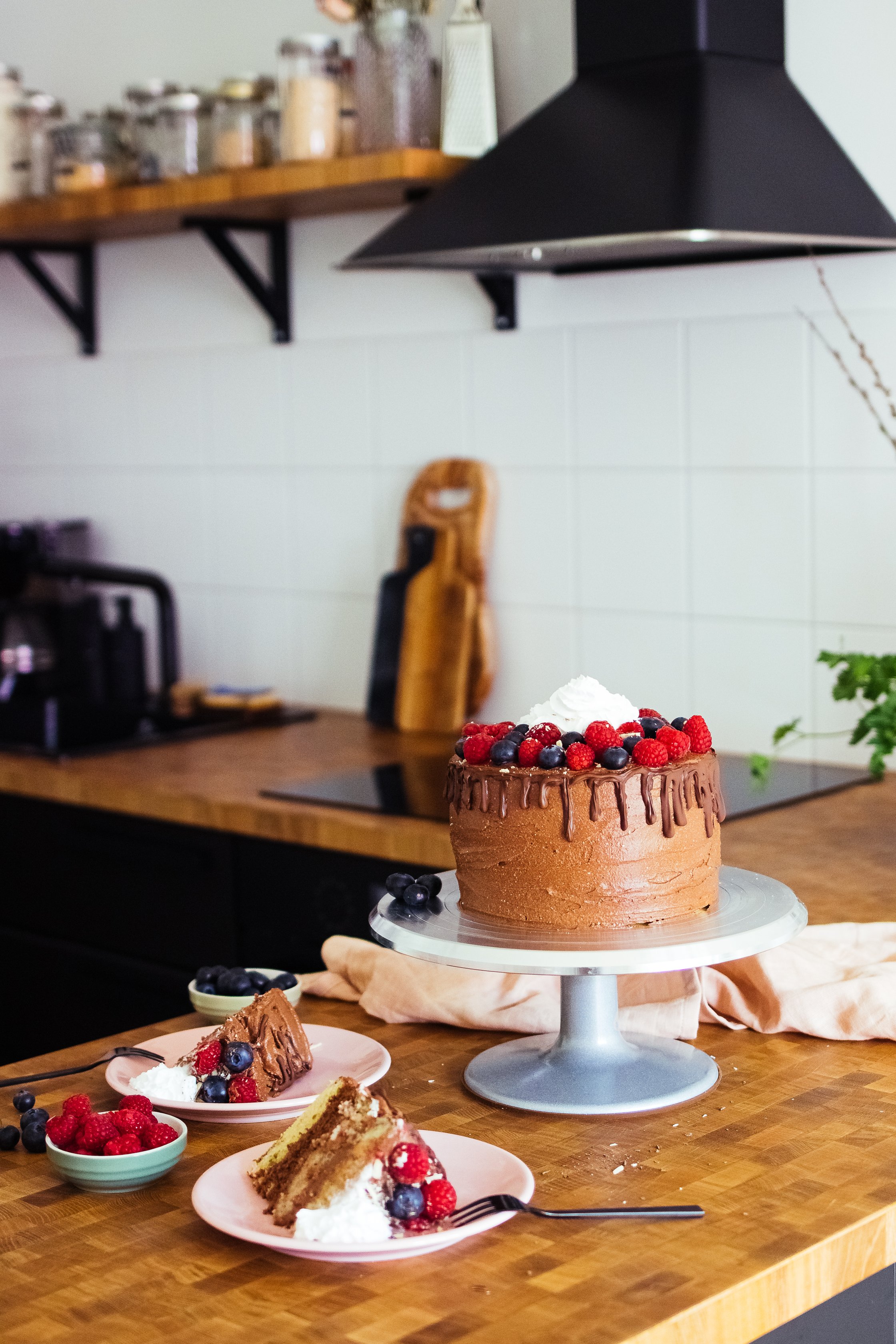 vegane Schokoladen-Torte mit Beeren