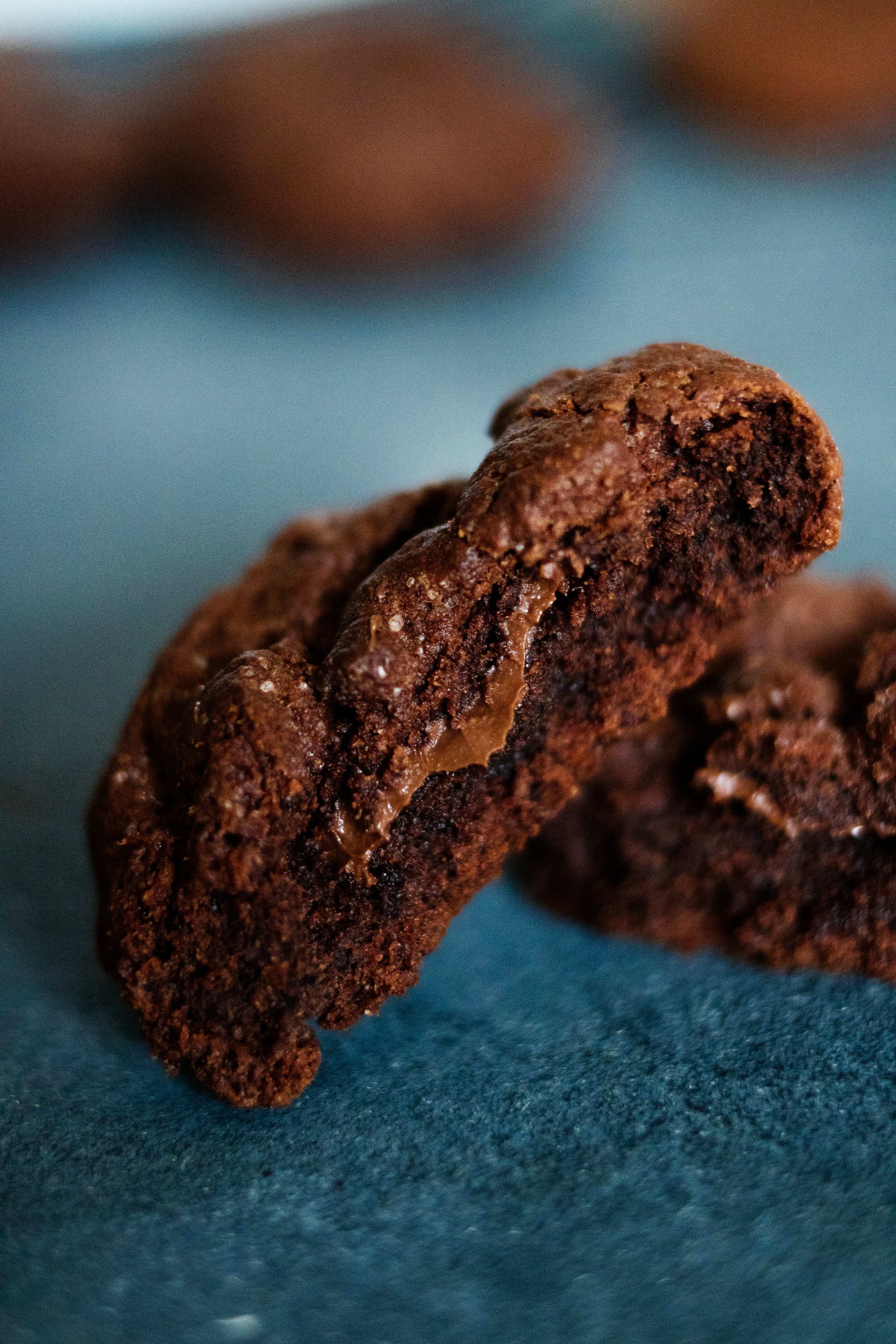 vegane Schokoladenkekse mit flüßiger Schokolade