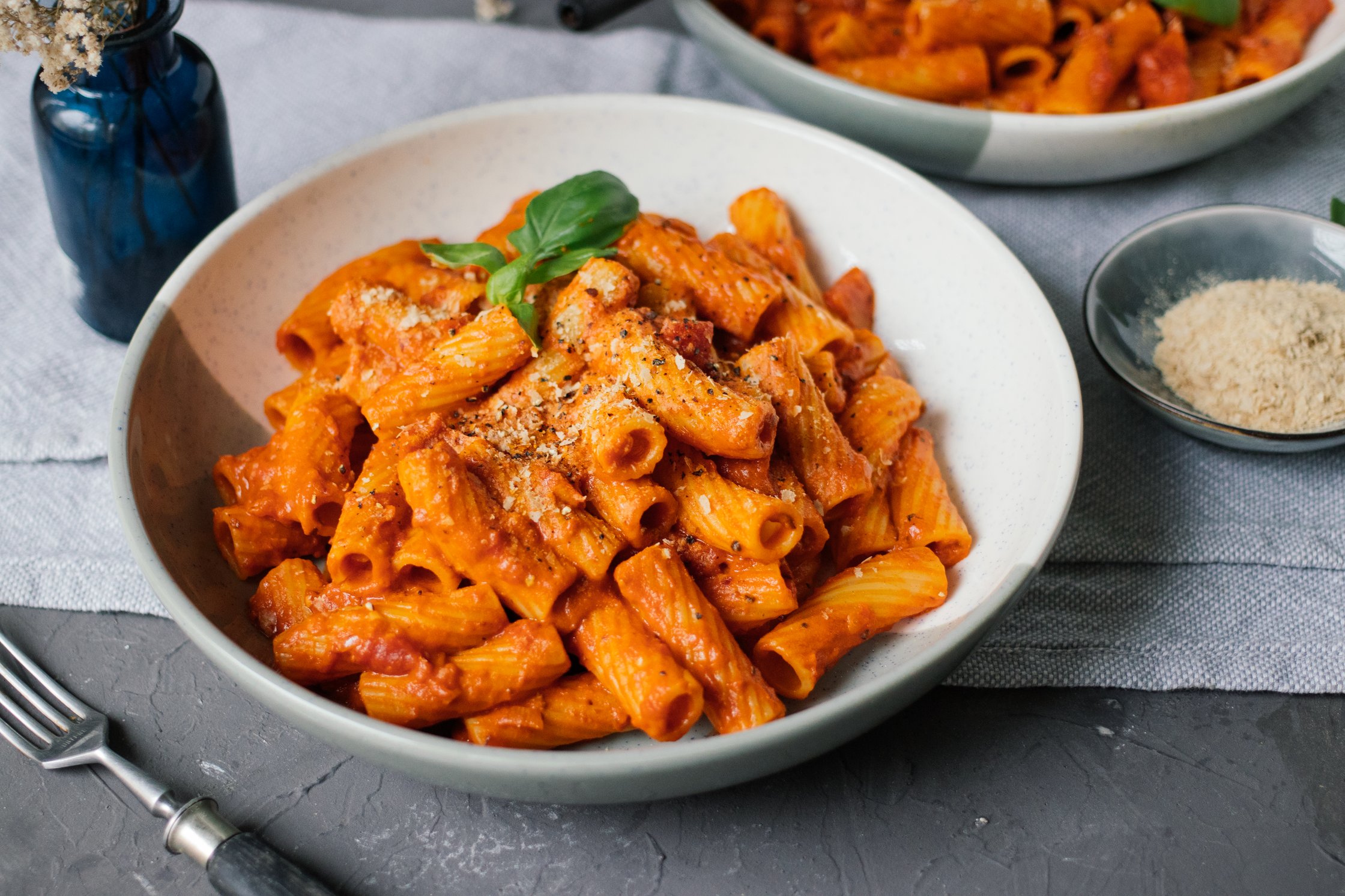 Vegane Penne alla Vodka serviert auf dem tisch