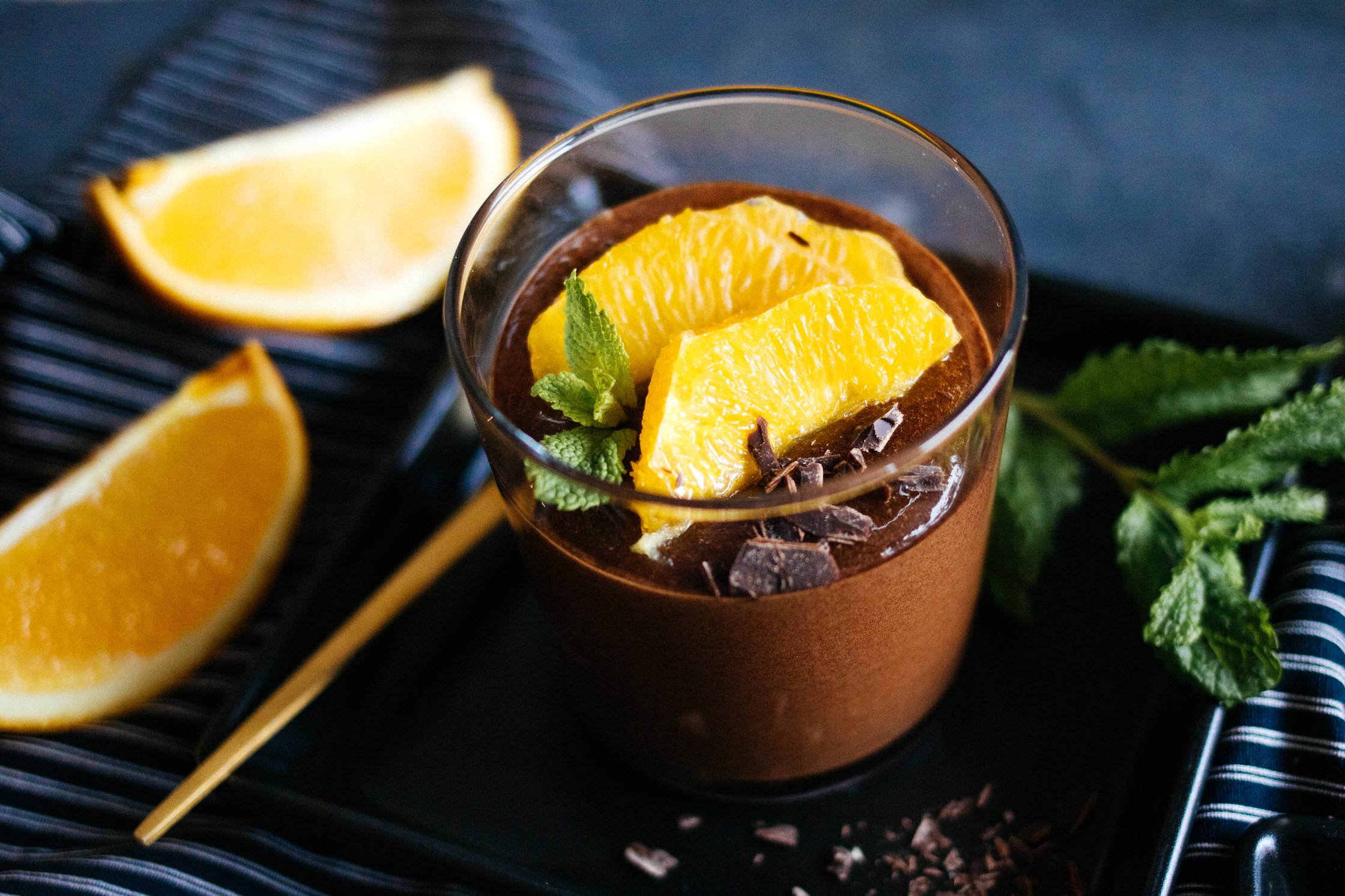 vegane Schokoladenmousse mit Lebkuchen in einem Glas