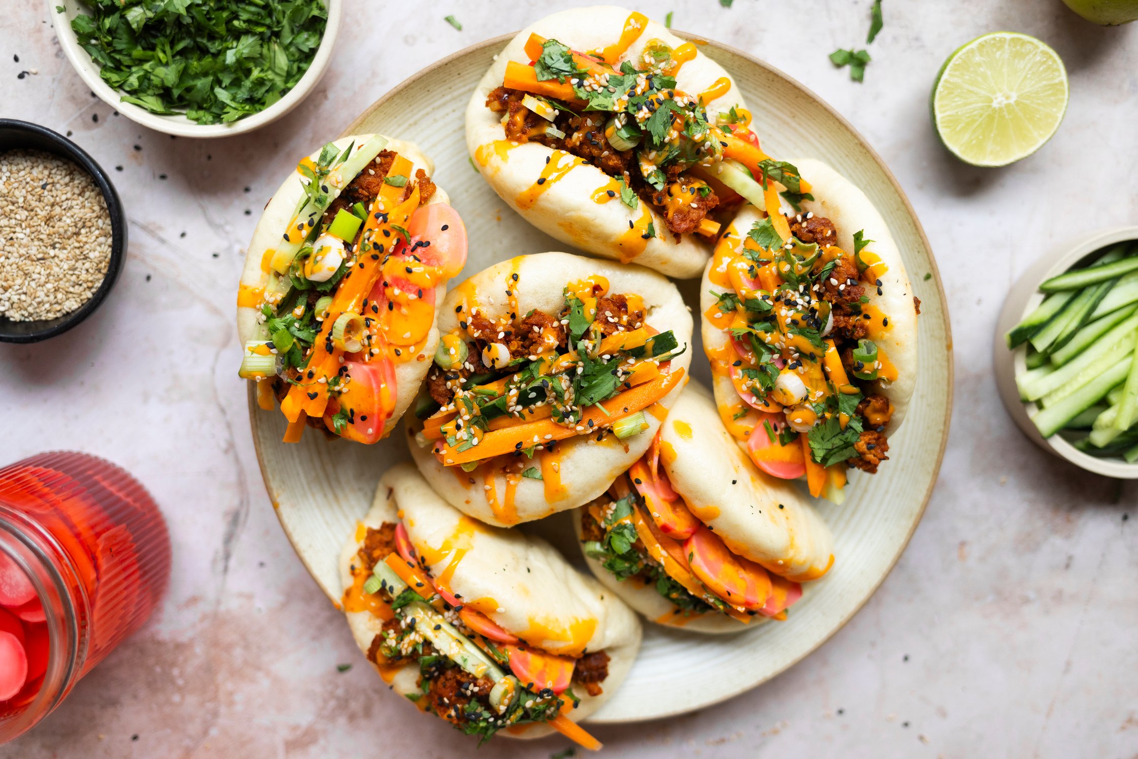 vegane Bao Buns auf einem Teller mit veganer Sriracha Mayo