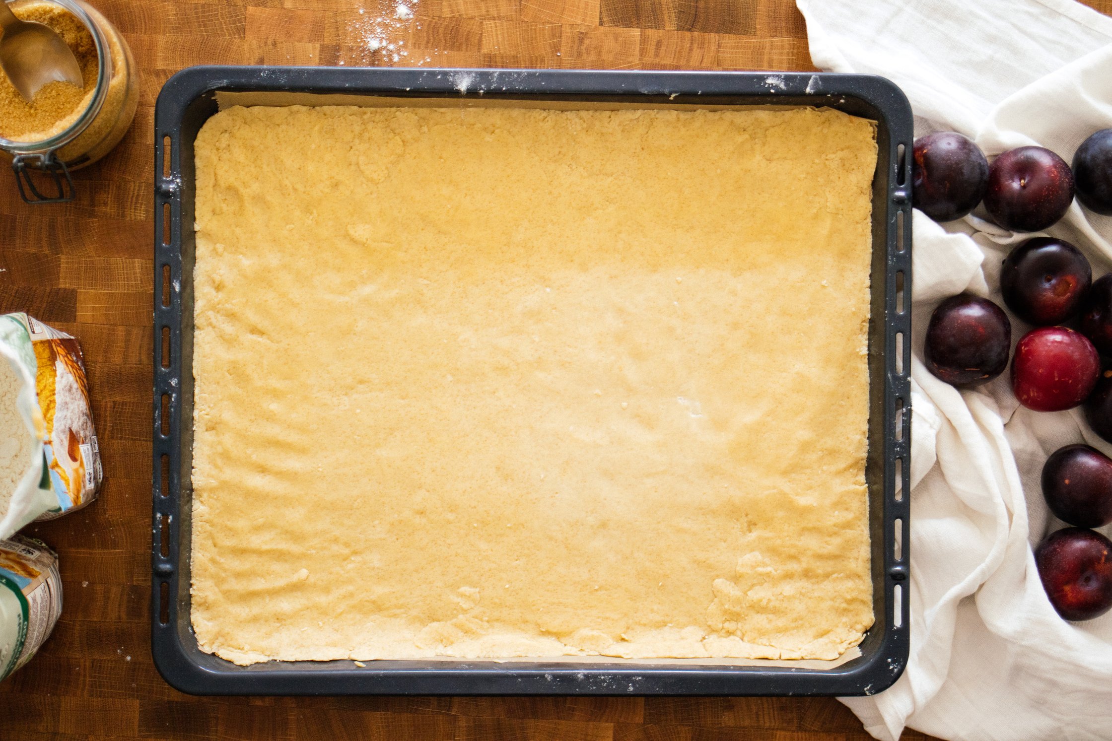 veganer Mürbeteig auf einem Backblech