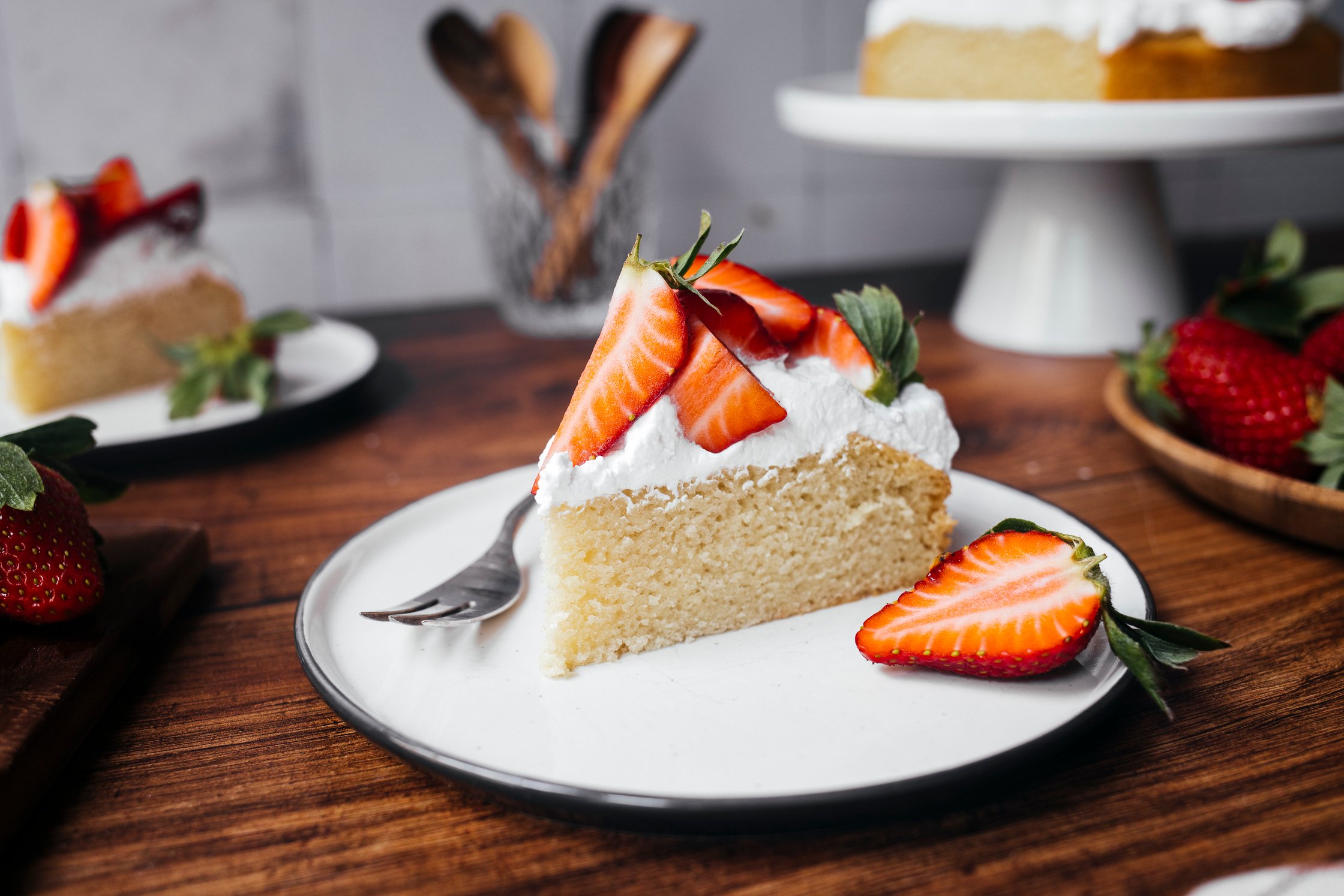 ein Stück Kuchen mit Erdbeeren und Schlagsahne