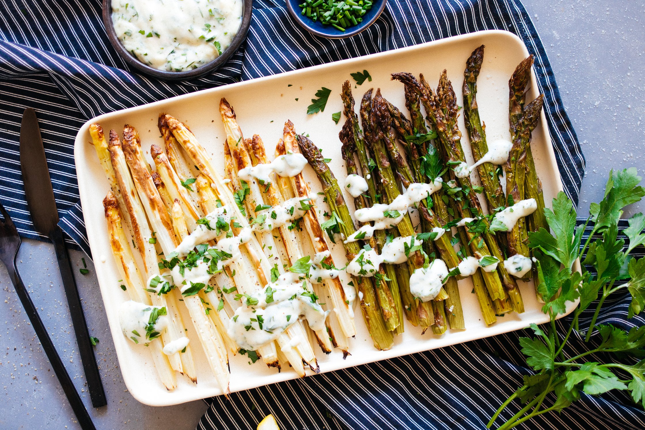 Spargel mit veganer Kräuter-Hollandaise