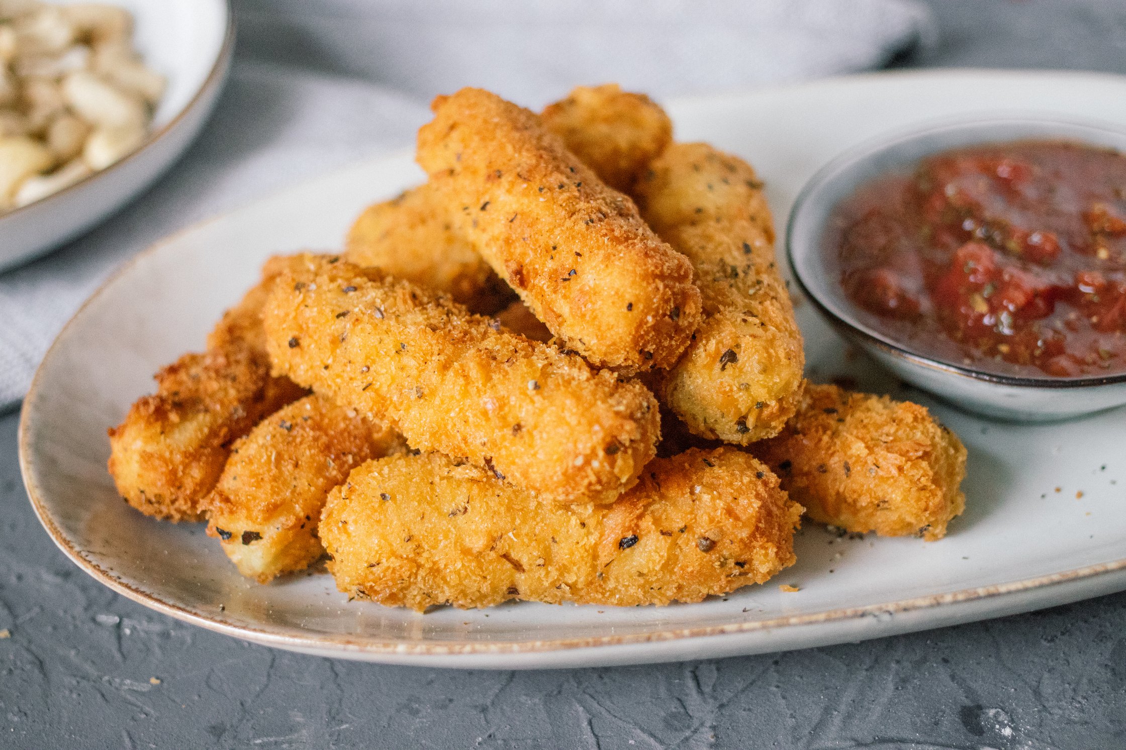 Vegane Mozzarellasticks mit marinara als dip