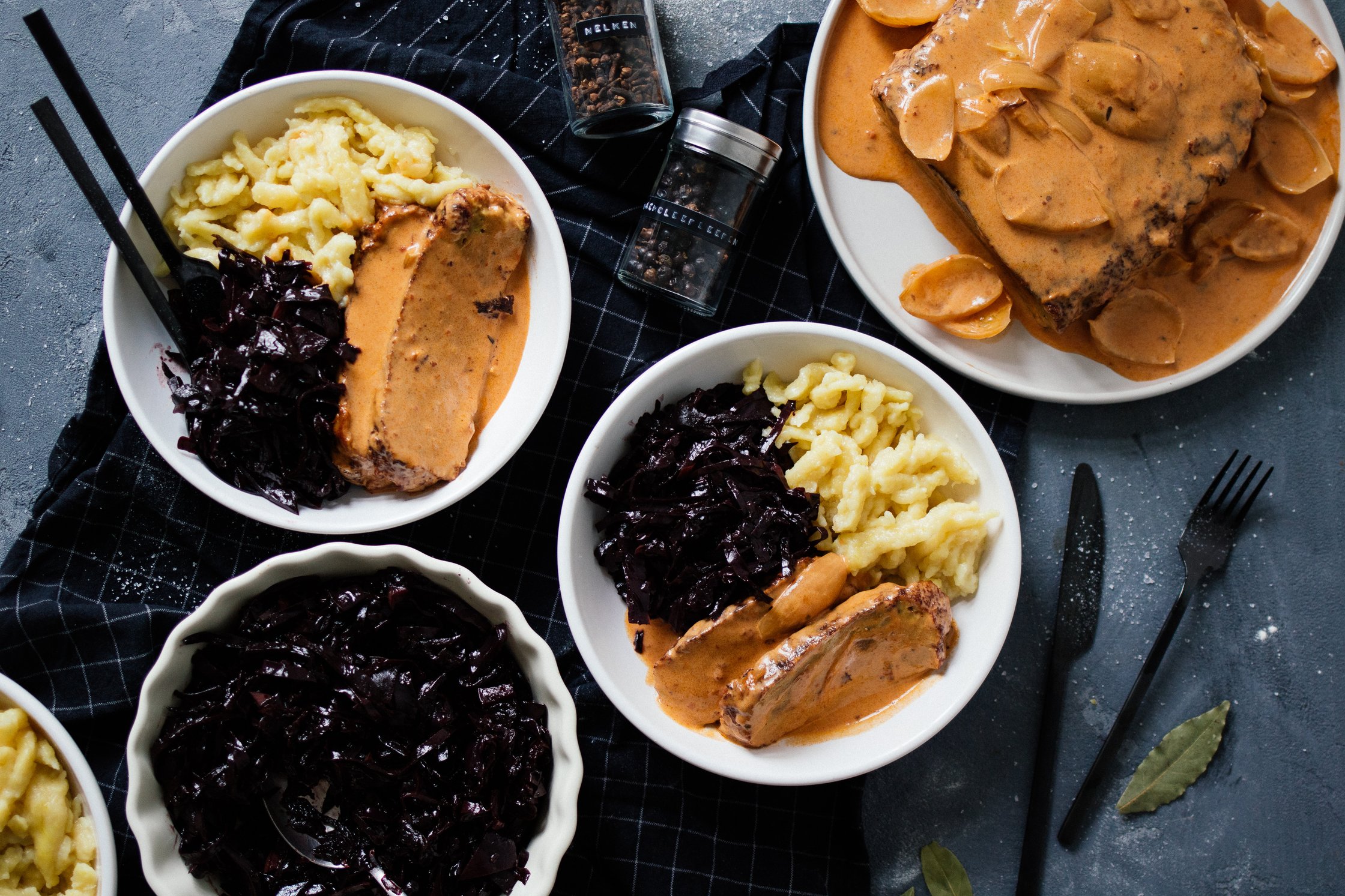 Sauerbraten angerichtet auf zwei Tellern