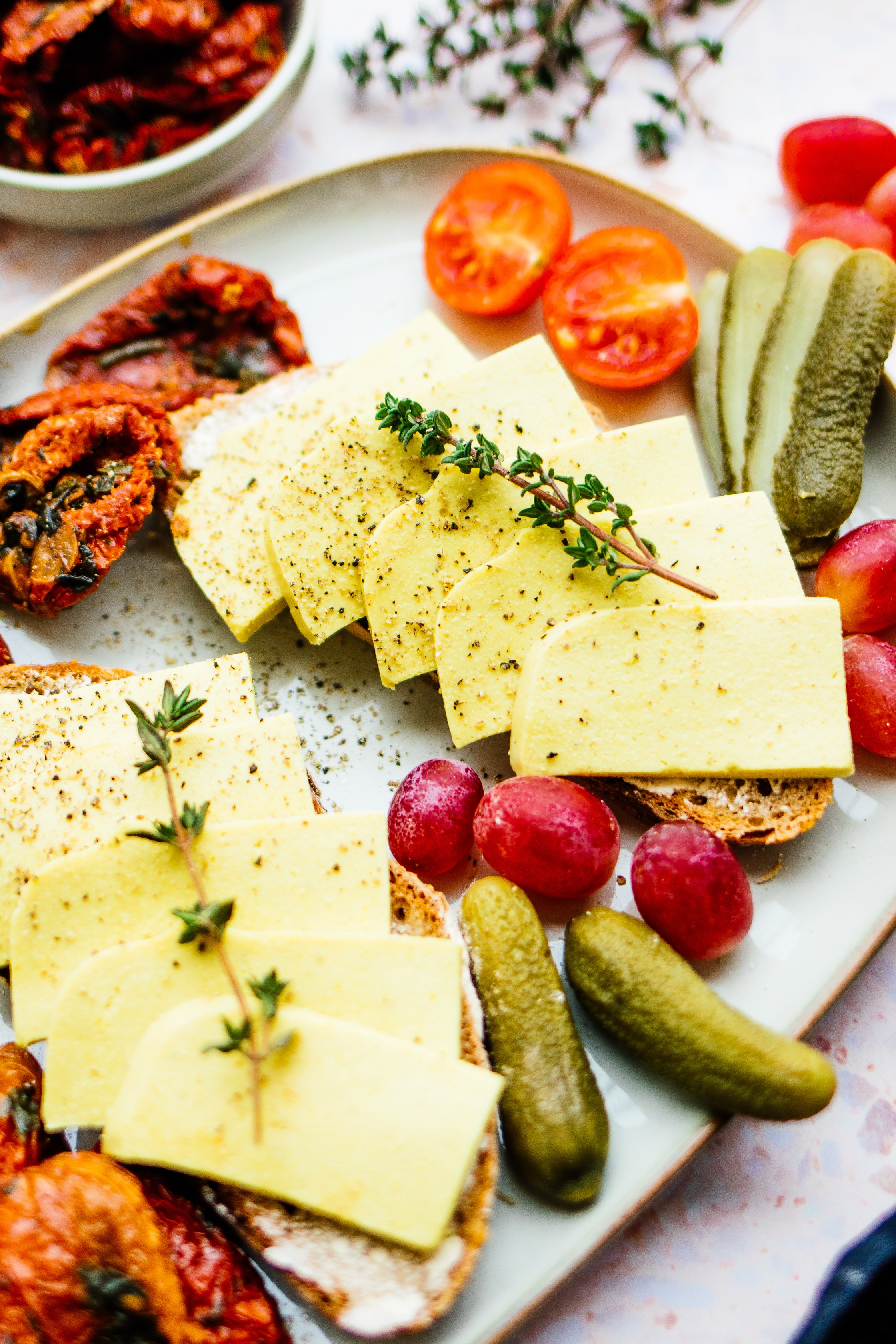 veganer Käse auf Brot