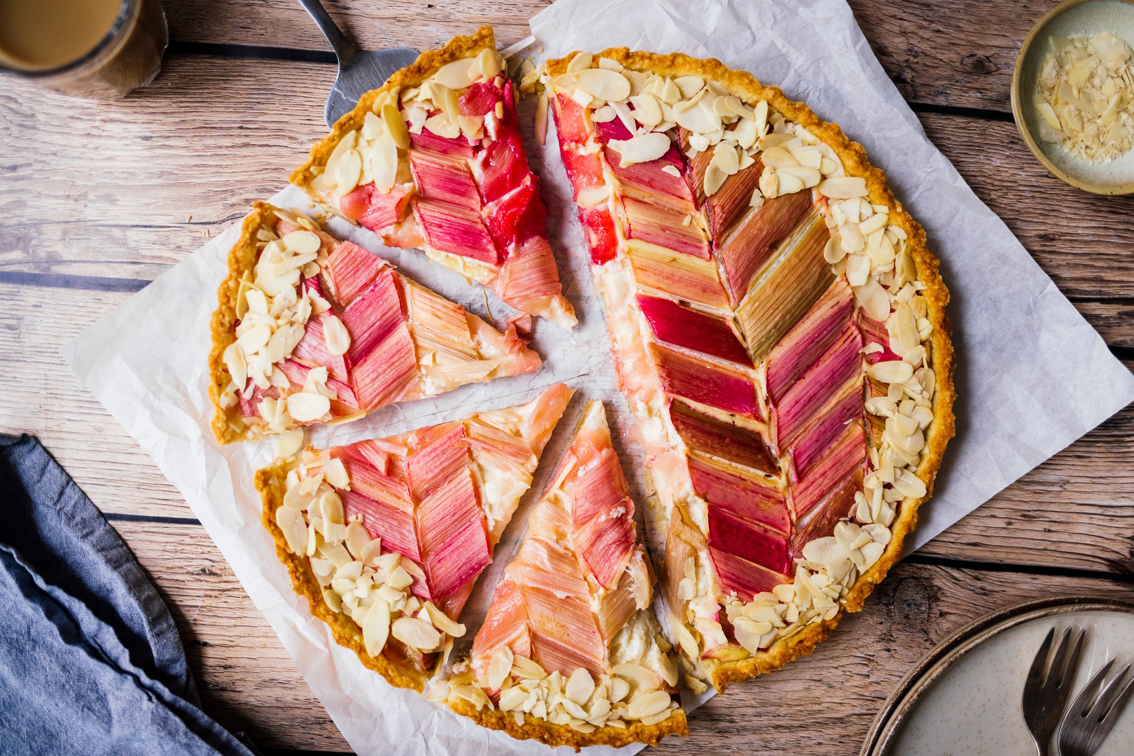eine vegane Rhabarber-Tarte angeschnitten