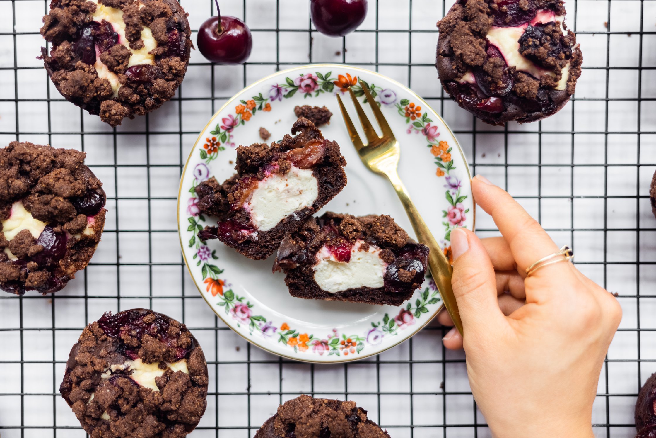 Veganer Schoko-Kirsch-Muffin mit Cheesecake-Füllung auf einem Teller