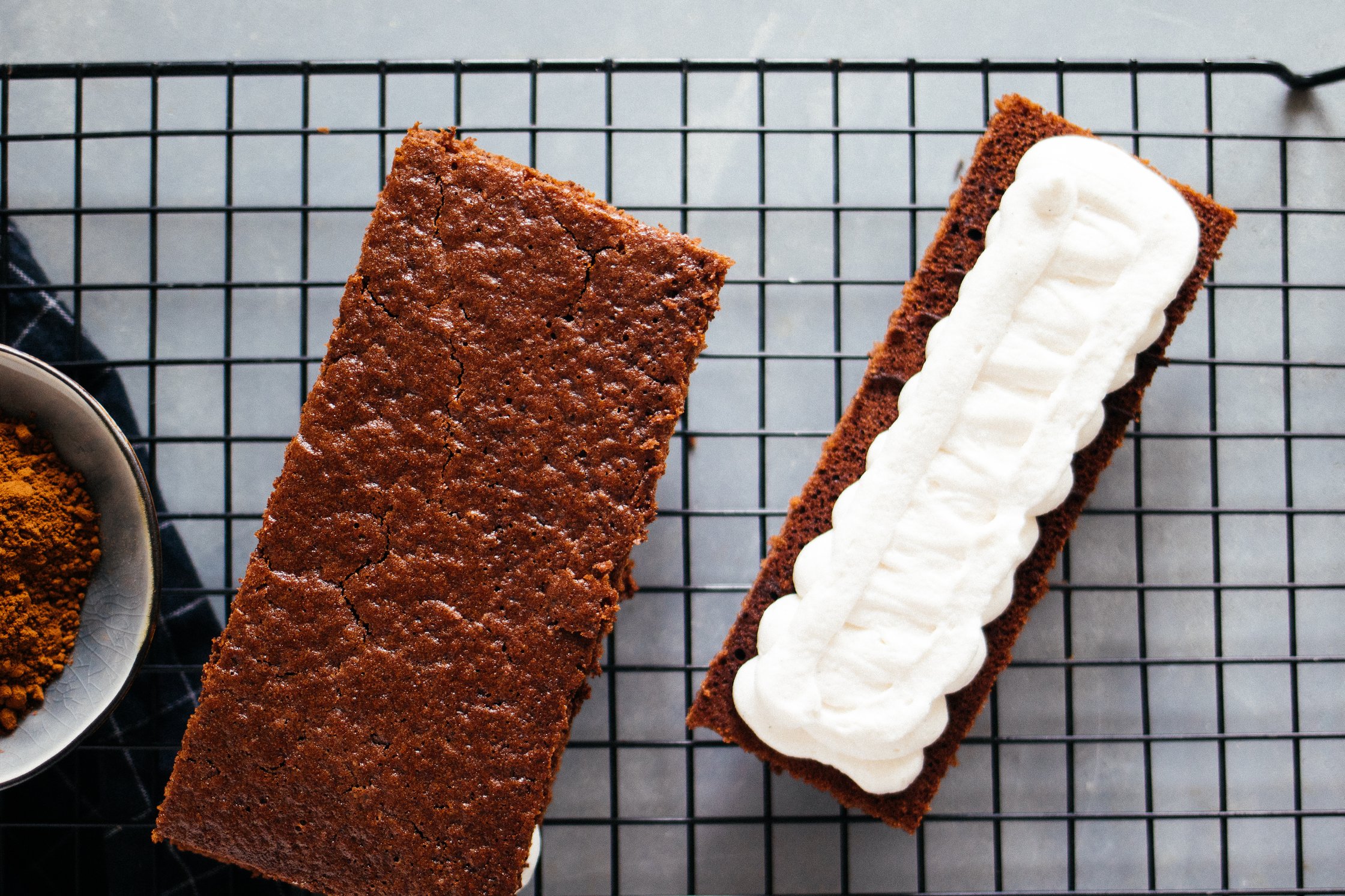 Sahnecreme auf Schokoladenbiskuit