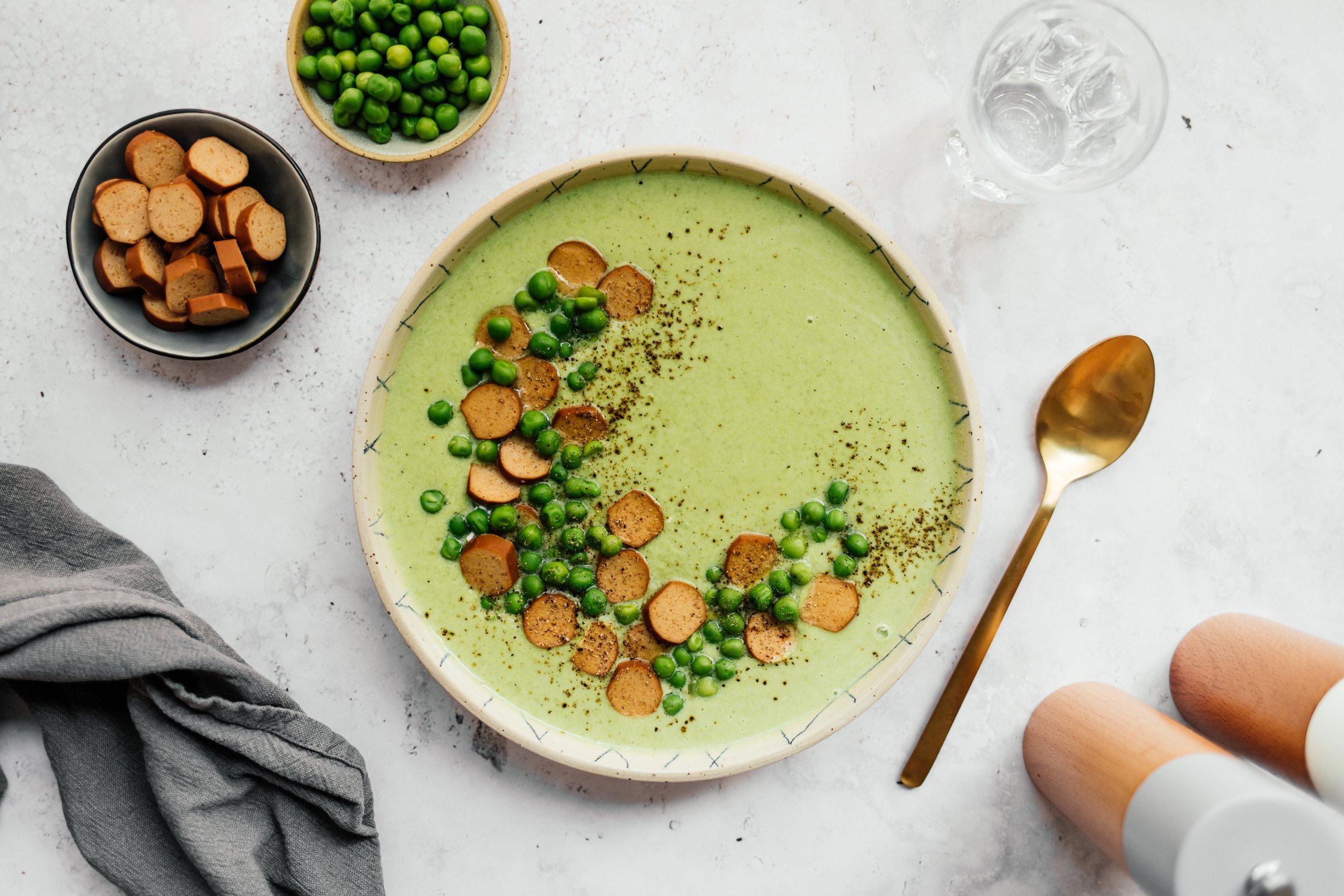 Vegane Erbsensuppe mit Würstchen in einer Schüssel angerichtet